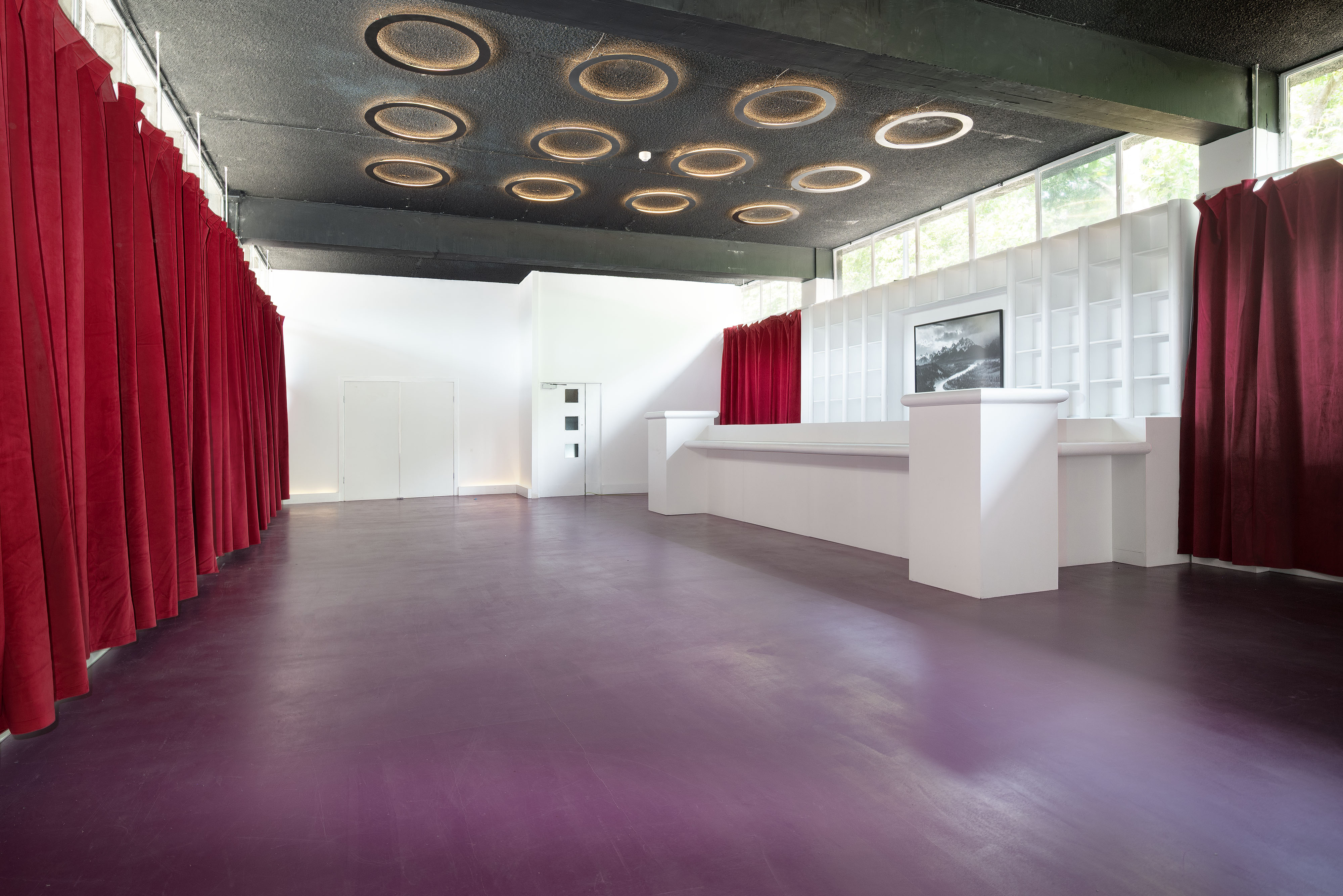 Red Velvet Venue: elegant event space with purple flooring, ideal for corporate meetings and gatherings.