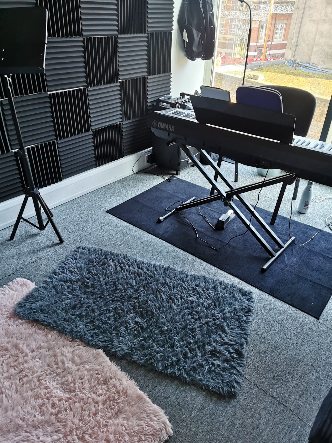 Small rehearsal space with digital piano, ideal for intimate performances and meetings.