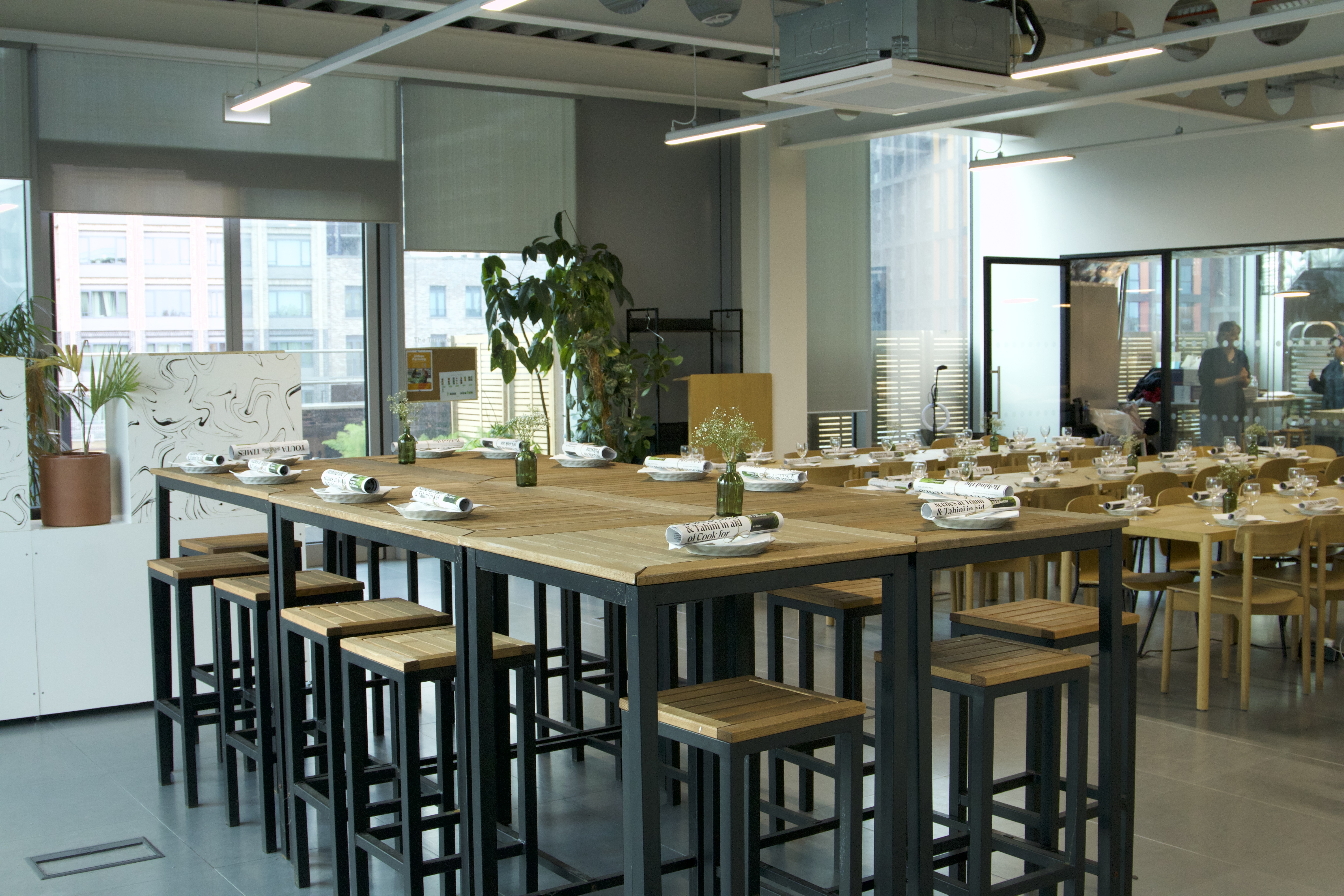 Modern meeting space with large communal table, ideal for workshops and networking events.