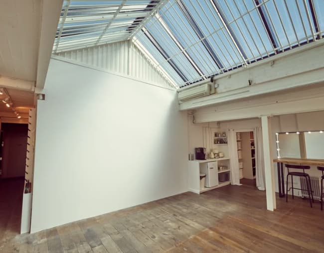 Versatile SW10 Studios event space with natural light for meetings and workshops.