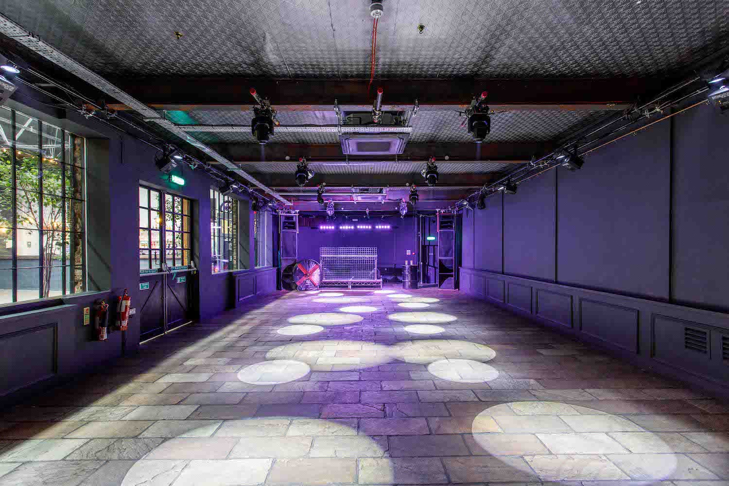 Glass House - 00746842-d5a0-4910-8db6-b941c34bb1a0.jpg