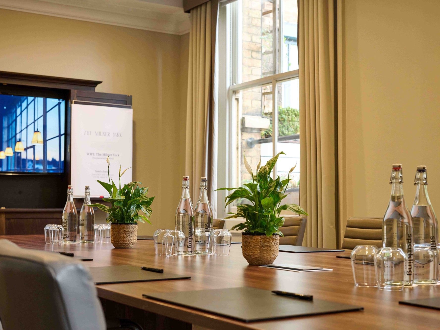 Elegant meeting room with wooden table, ideal for corporate events and gatherings.