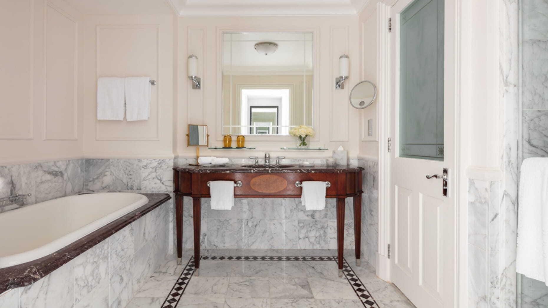 Luxurious marble bathroom at Four Seasons Hampshire for upscale corporate events.