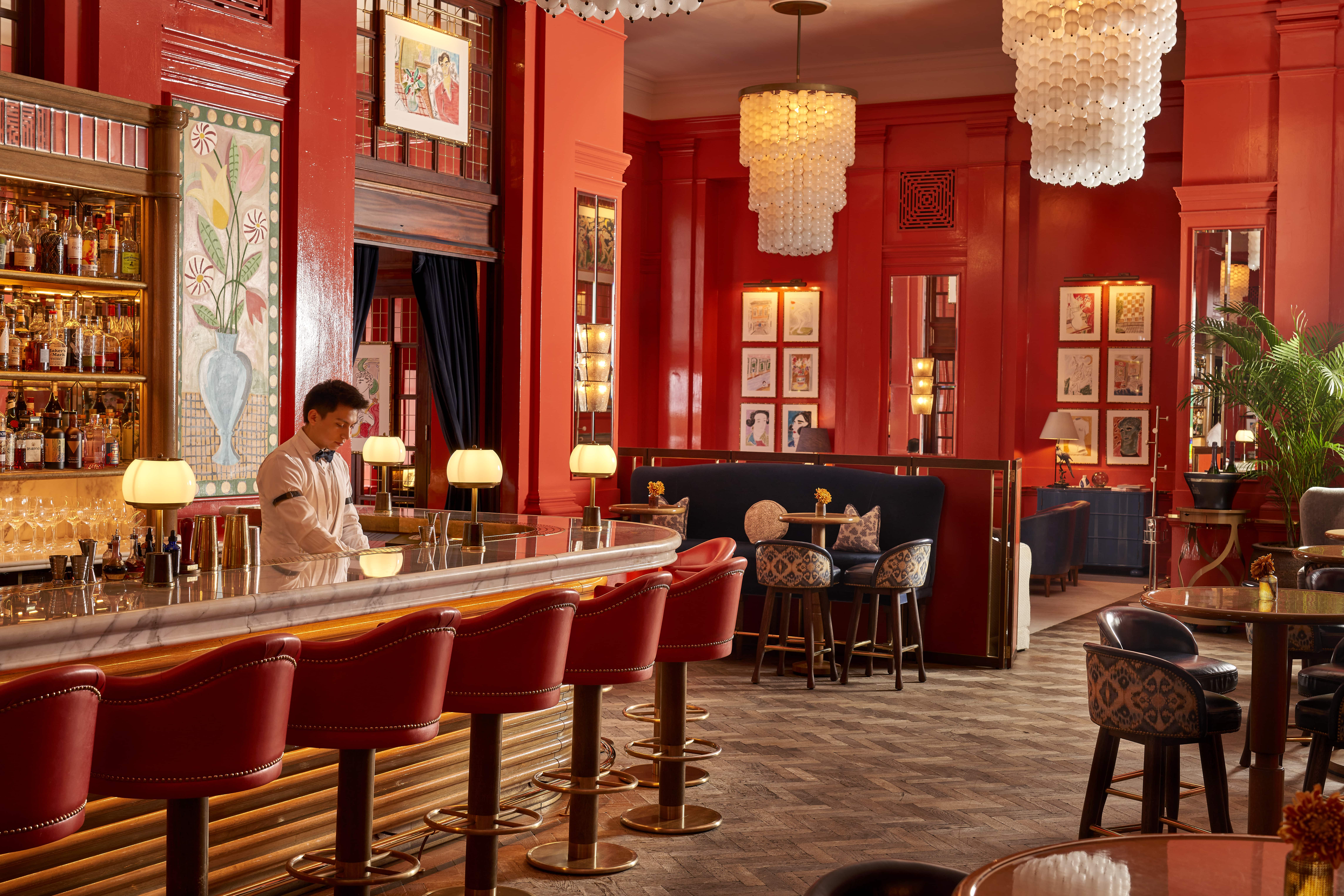 Stylish bar with warm red tones, ideal for networking events and intimate gatherings.