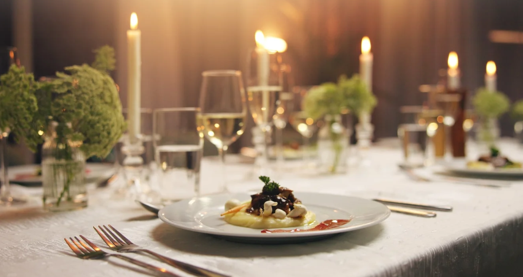 Elegant banquet table with gourmet entrée for VIP corporate dinners and gala events.