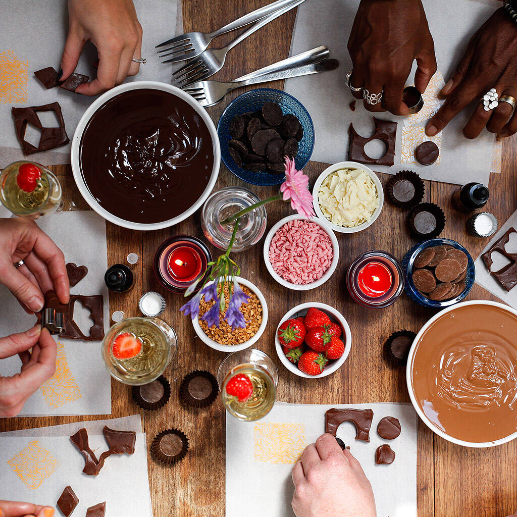 Vintage chocolate-making workshop for team-building events and corporate activities.