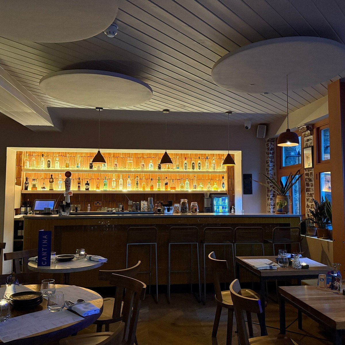 Modern bar at El Bar, Lima Cantina; ideal for gatherings and networking events.