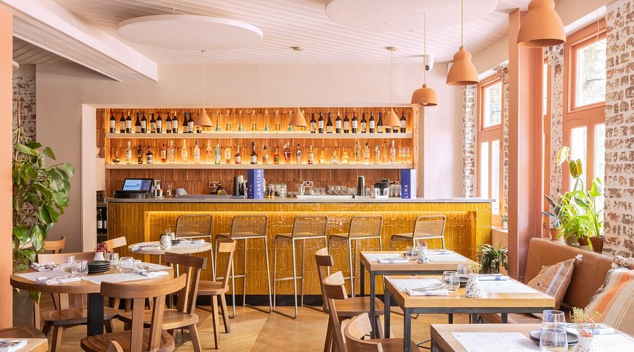 Modern El Bar in Lima Cantina, warm ambiance for intimate meetings and small events.