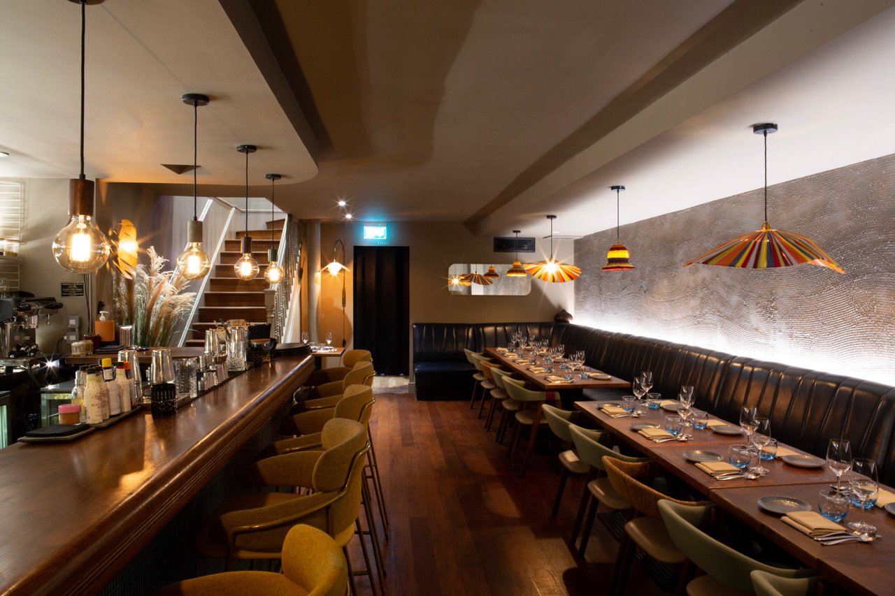 Stylish Lima cantina bar with warm lighting, ideal for intimate meetings and social events.