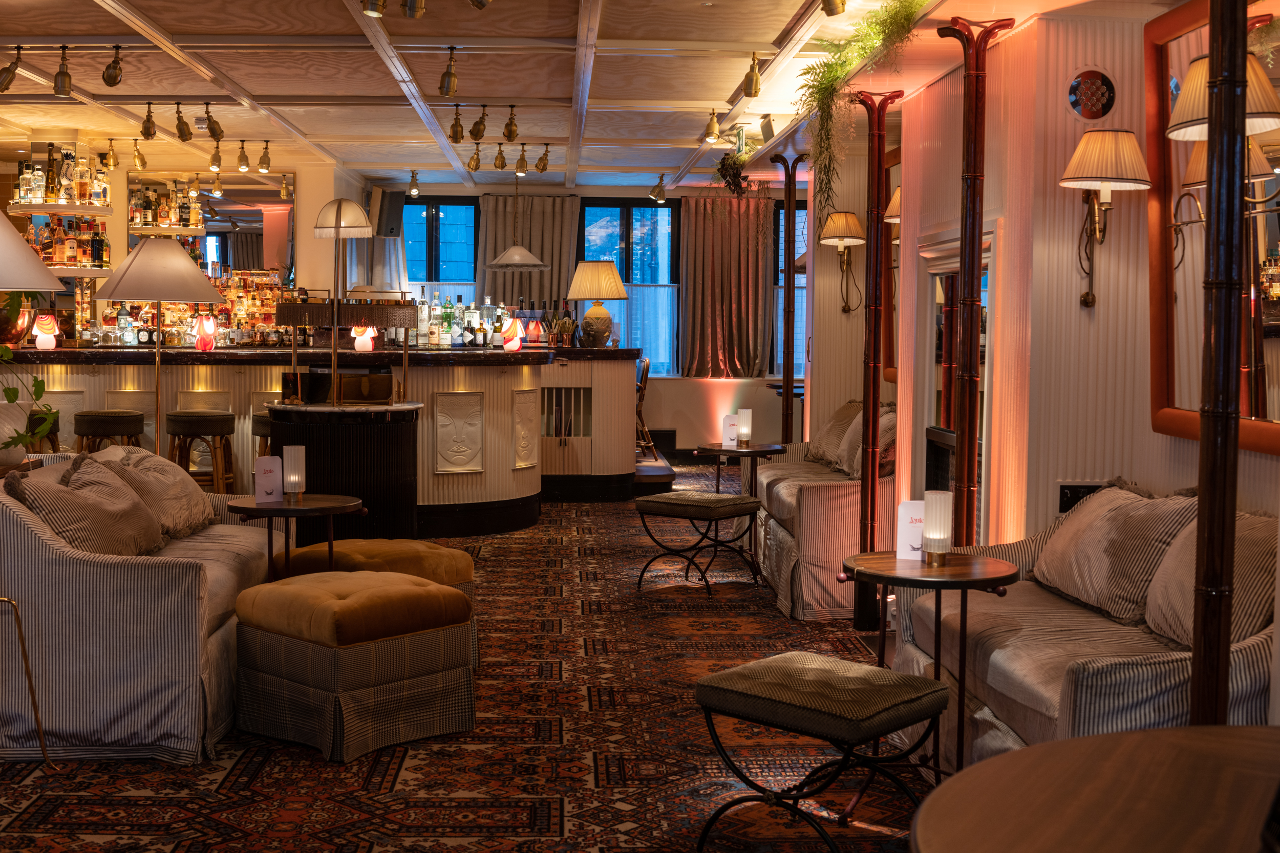 Elegant lounge at Louie Restaurant, ideal for networking and intimate gatherings.