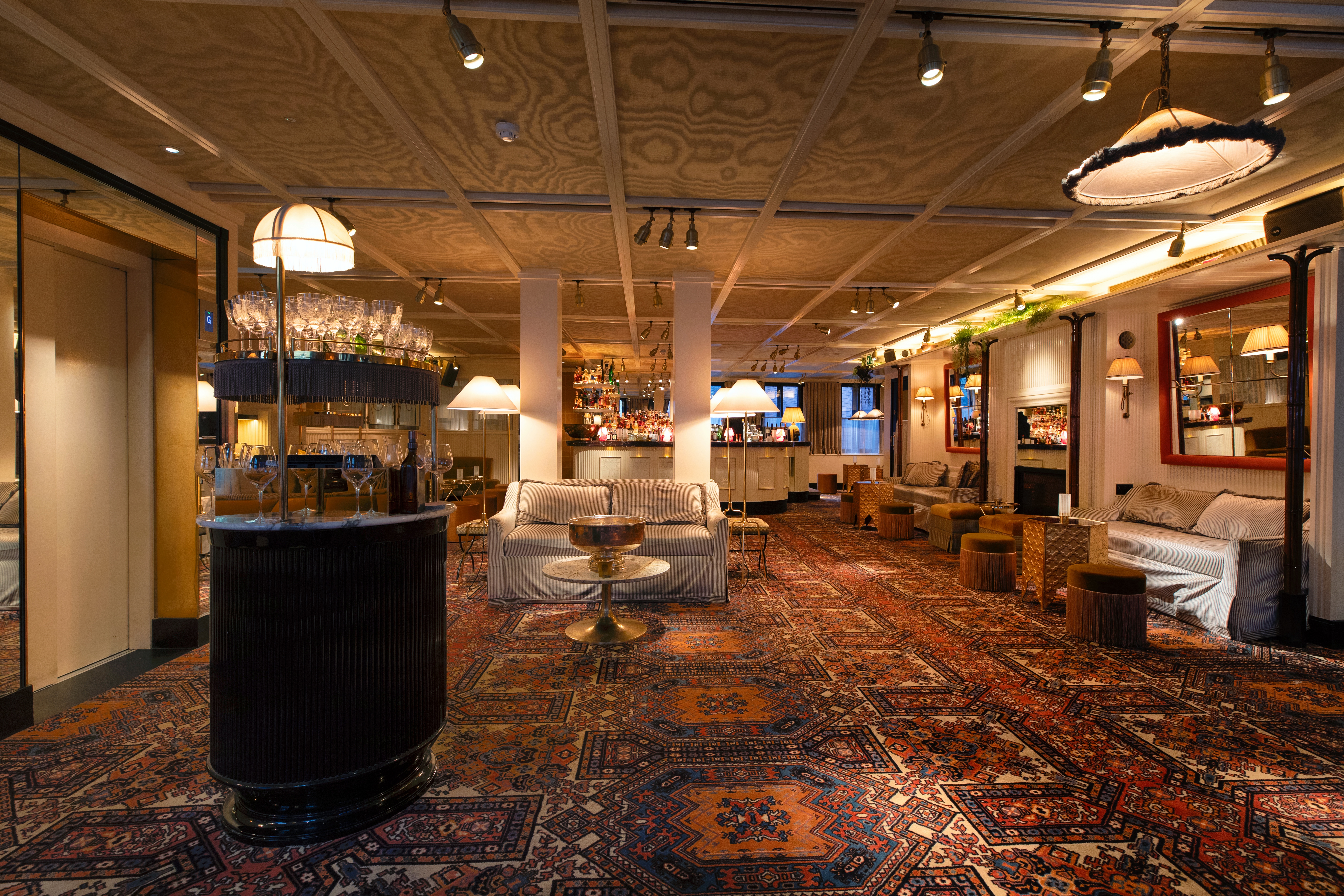 Louie Restaurant: elegant venue with warm lighting for meetings and events.