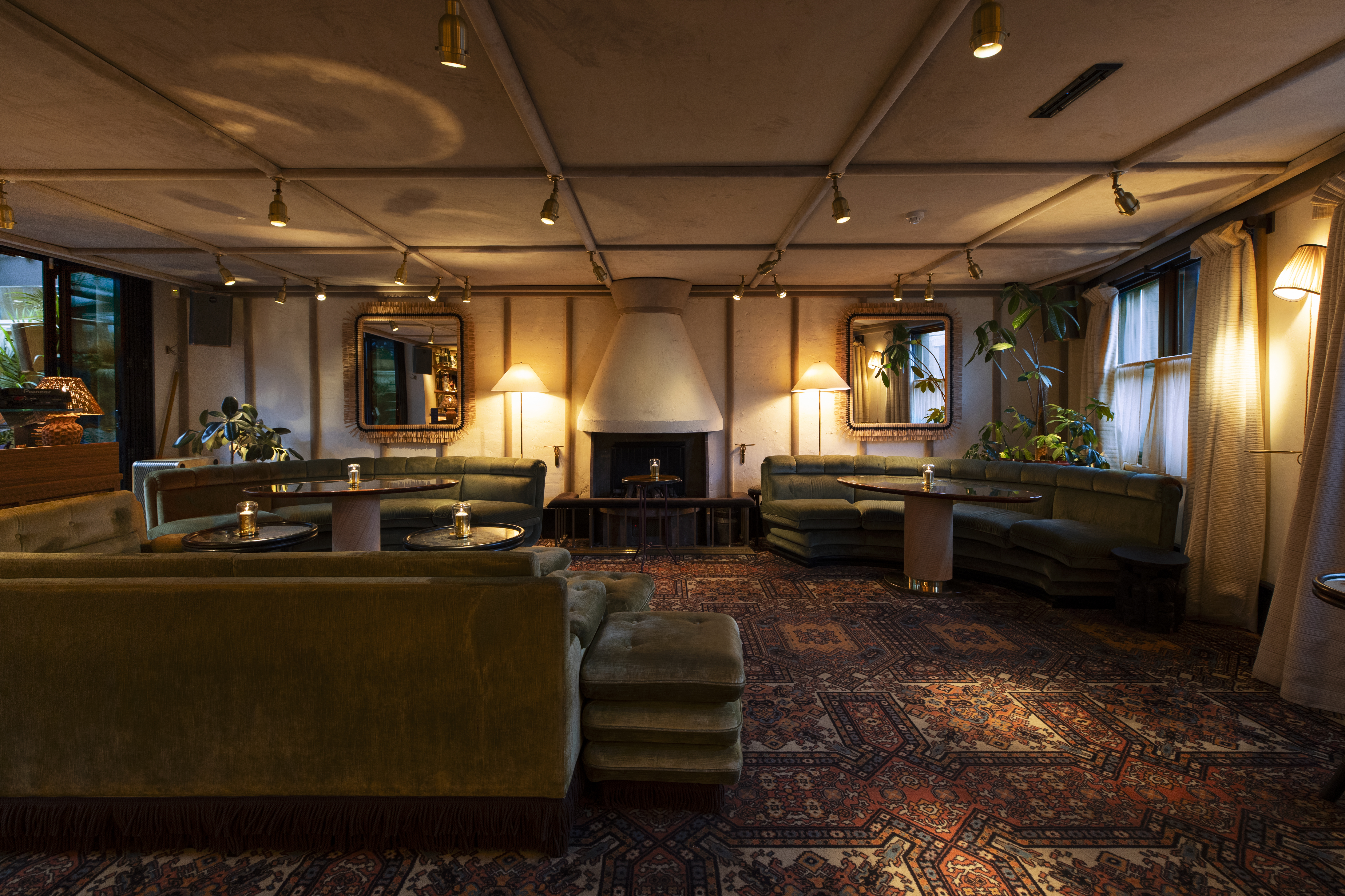 Alligator Bar at House of Louie: stylish lounge for intimate gatherings and networking events.