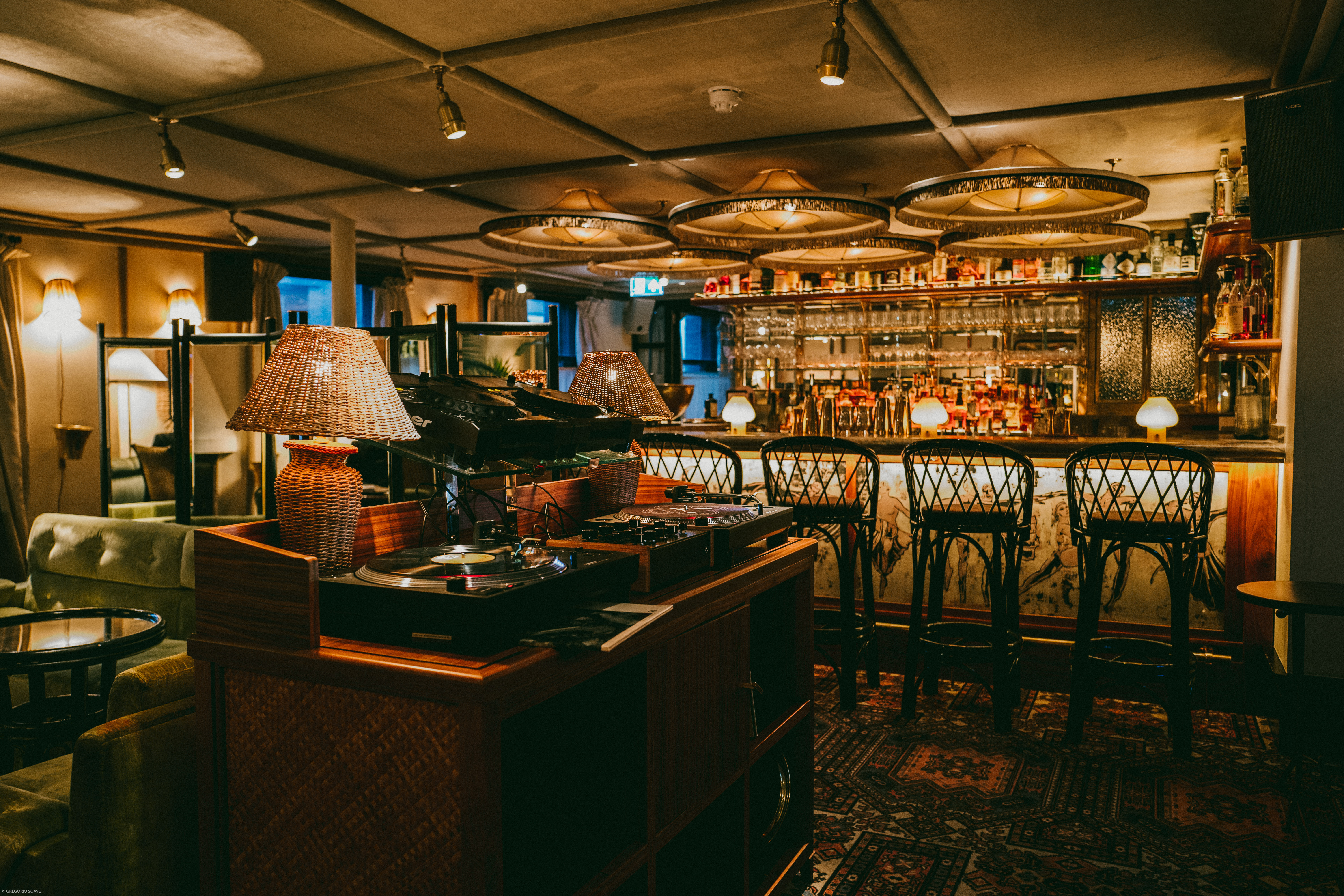 Alligator Bar at House of Louie: elegant venue for networking and celebrations.