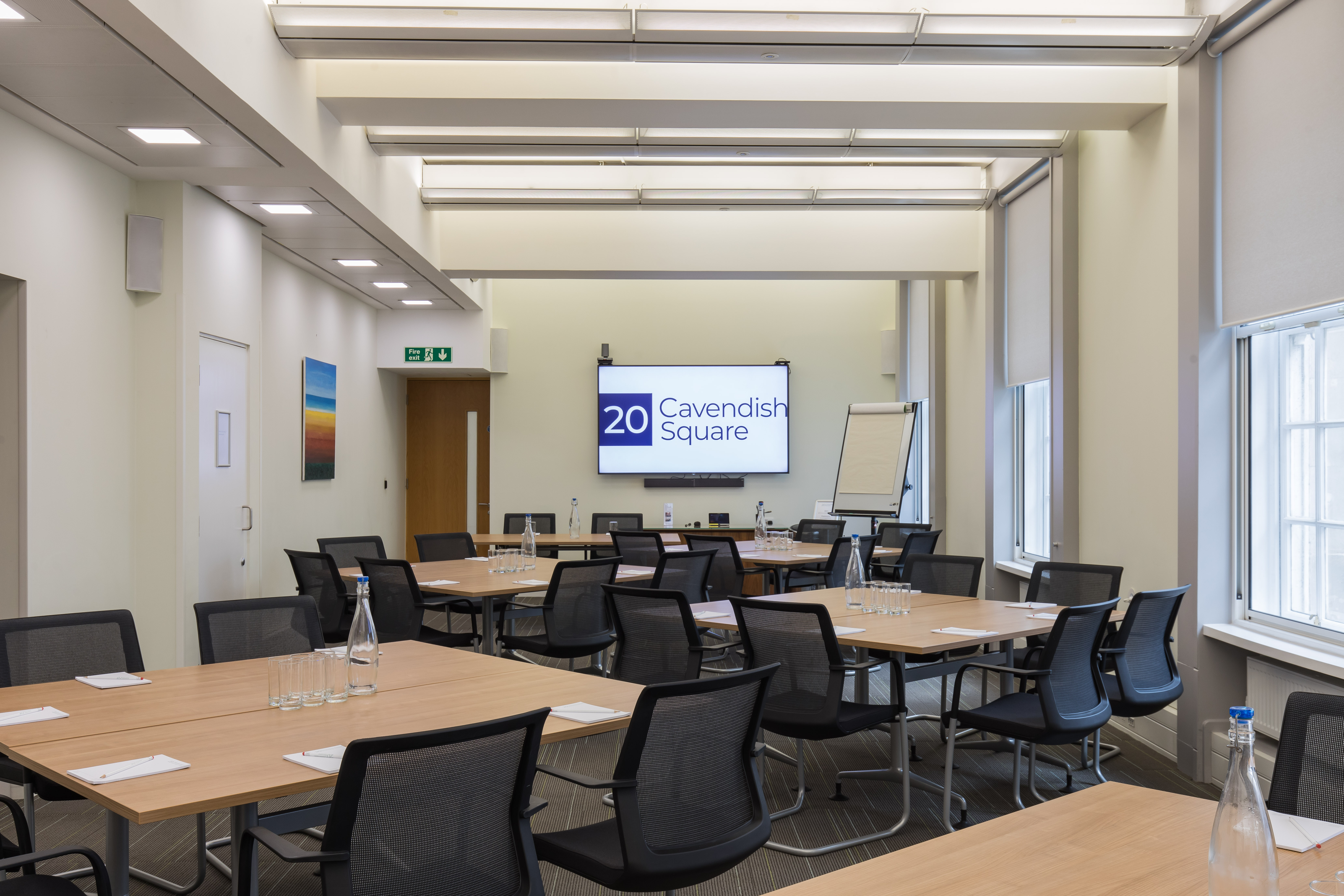 Modern meeting space with natural light, perfect for presentations and workshops.