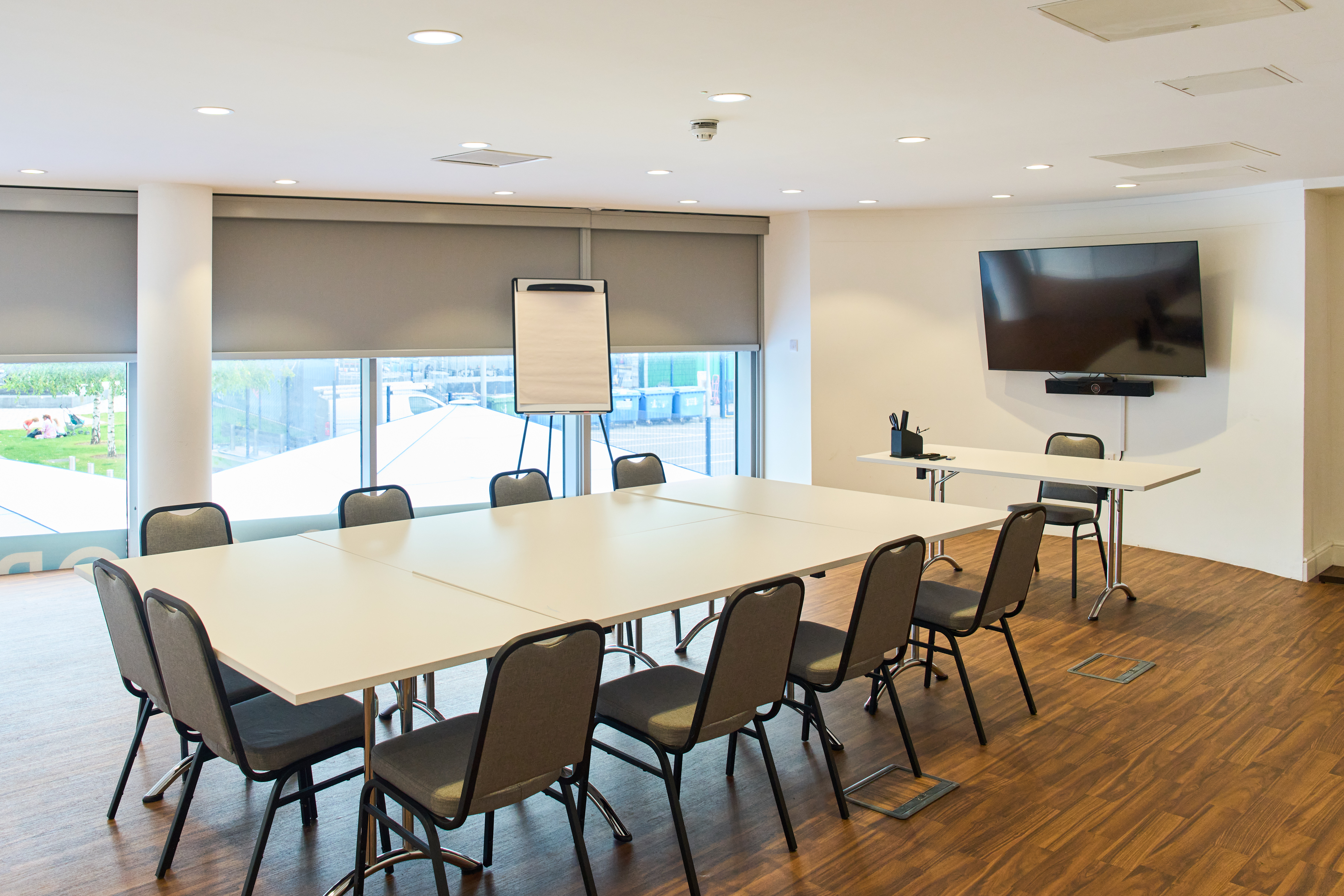 Modern meeting space in London Cable Car with large table, ideal for workshops.