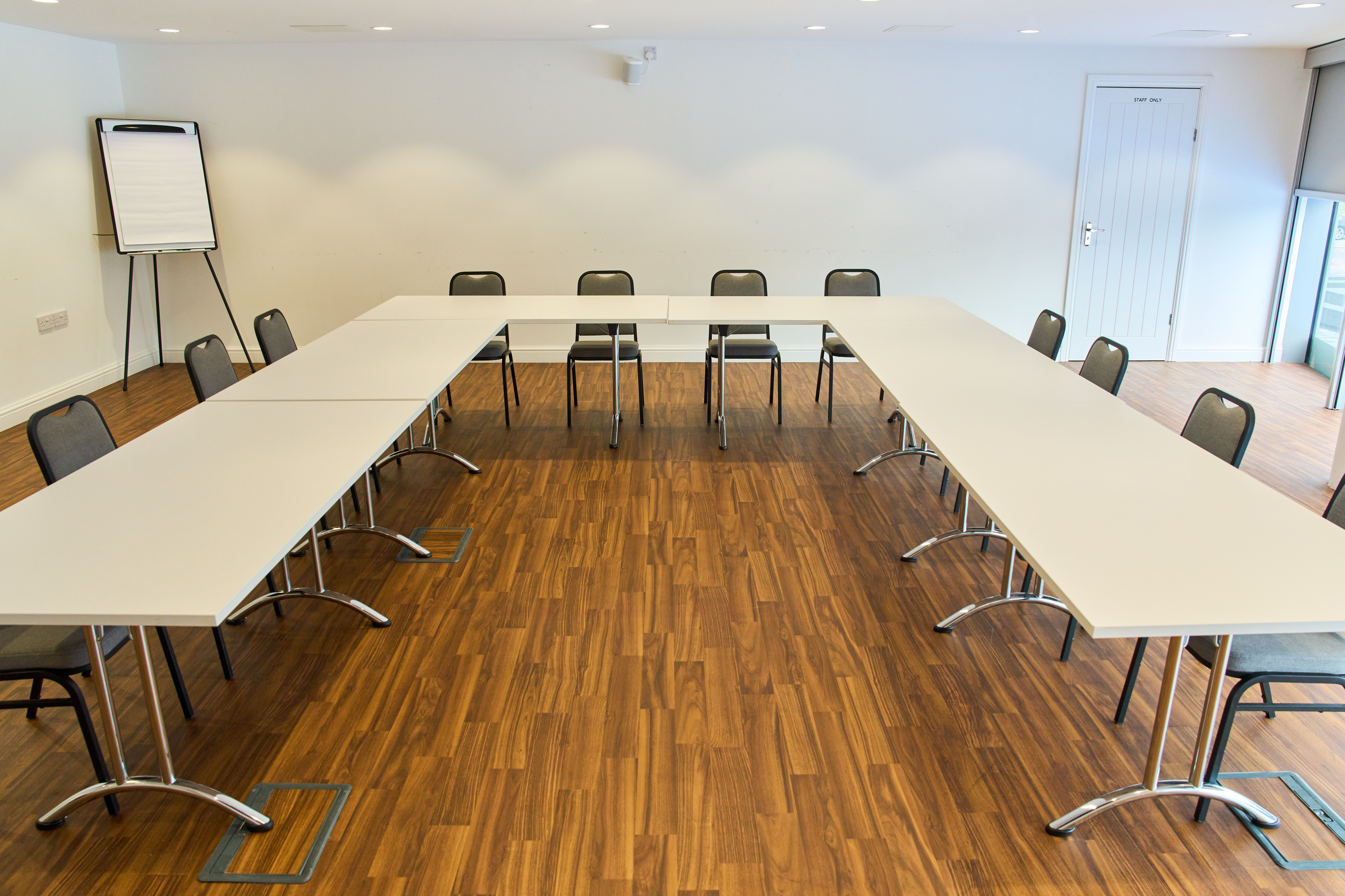 Modern U-shaped meeting space in London Cable Car for workshops and strategic discussions.