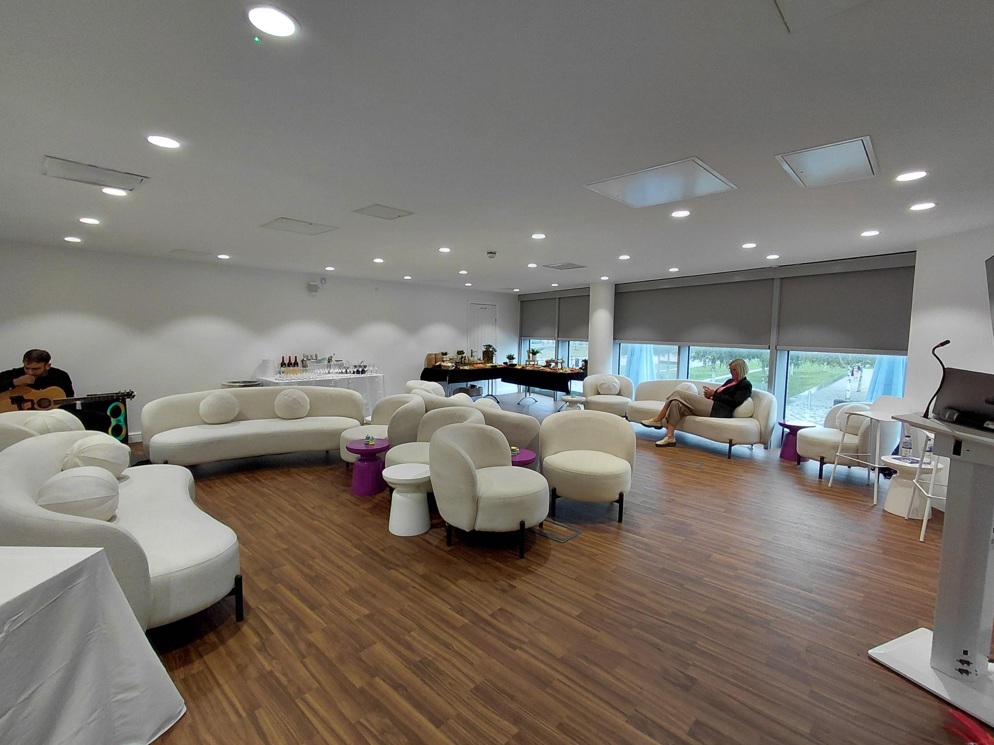 Modern Mezzanine meeting space with modular seating for creative brainstorming in London.