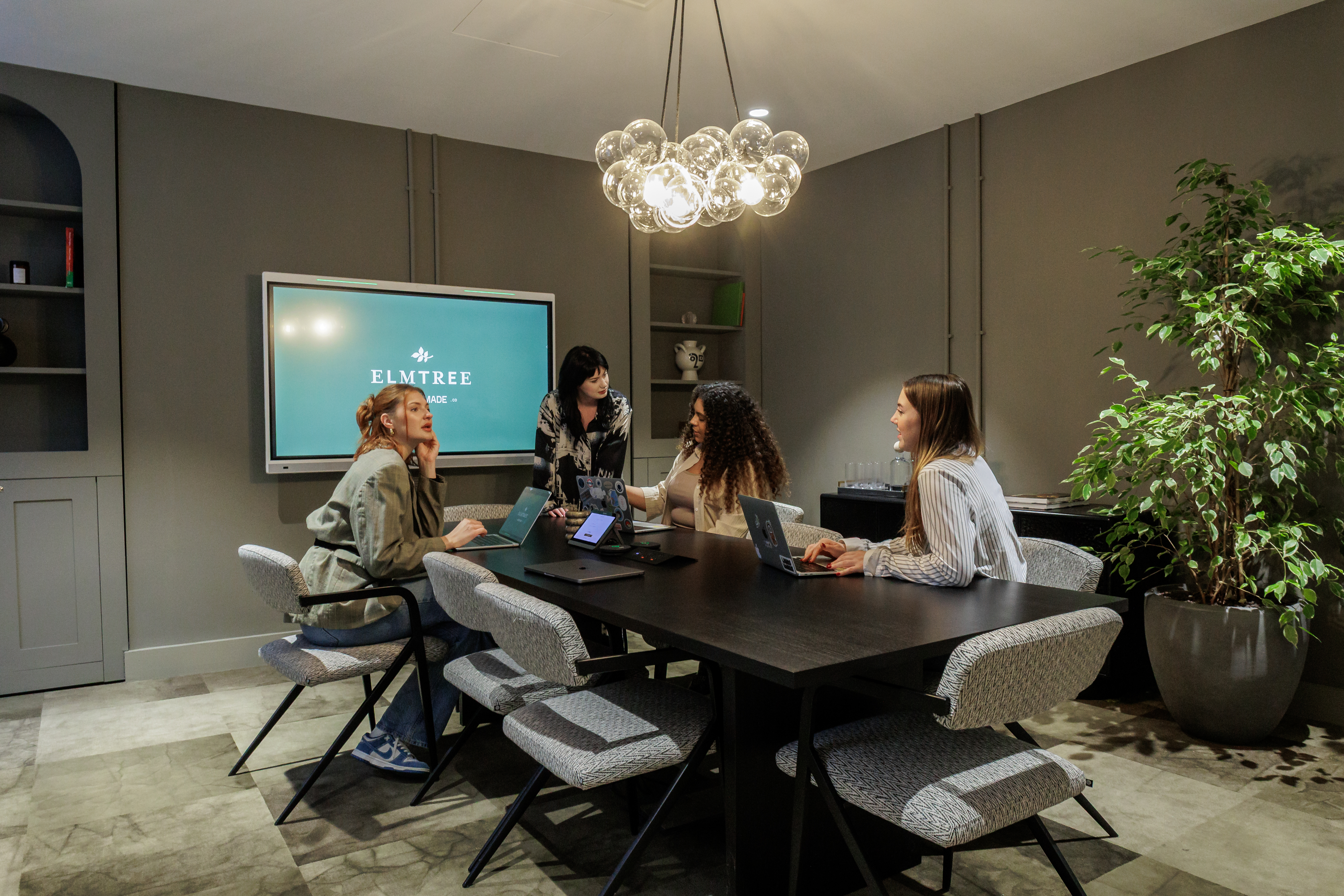 Modern meeting room with large table and natural light for productive sessions.