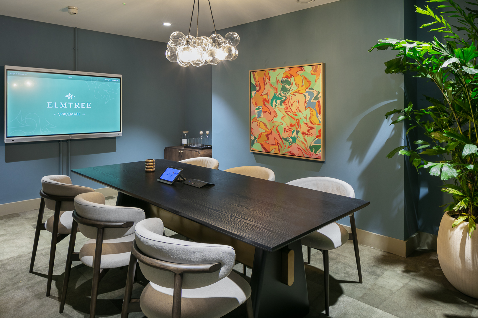 Modern meeting room with wooden table, ideal for professional gatherings and events.