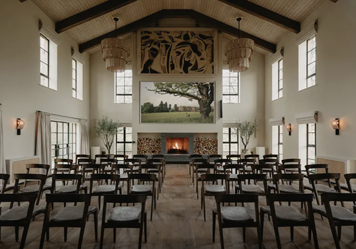 Elegant event space with high ceilings, ideal for meetings and workshops in Estelle Manor.