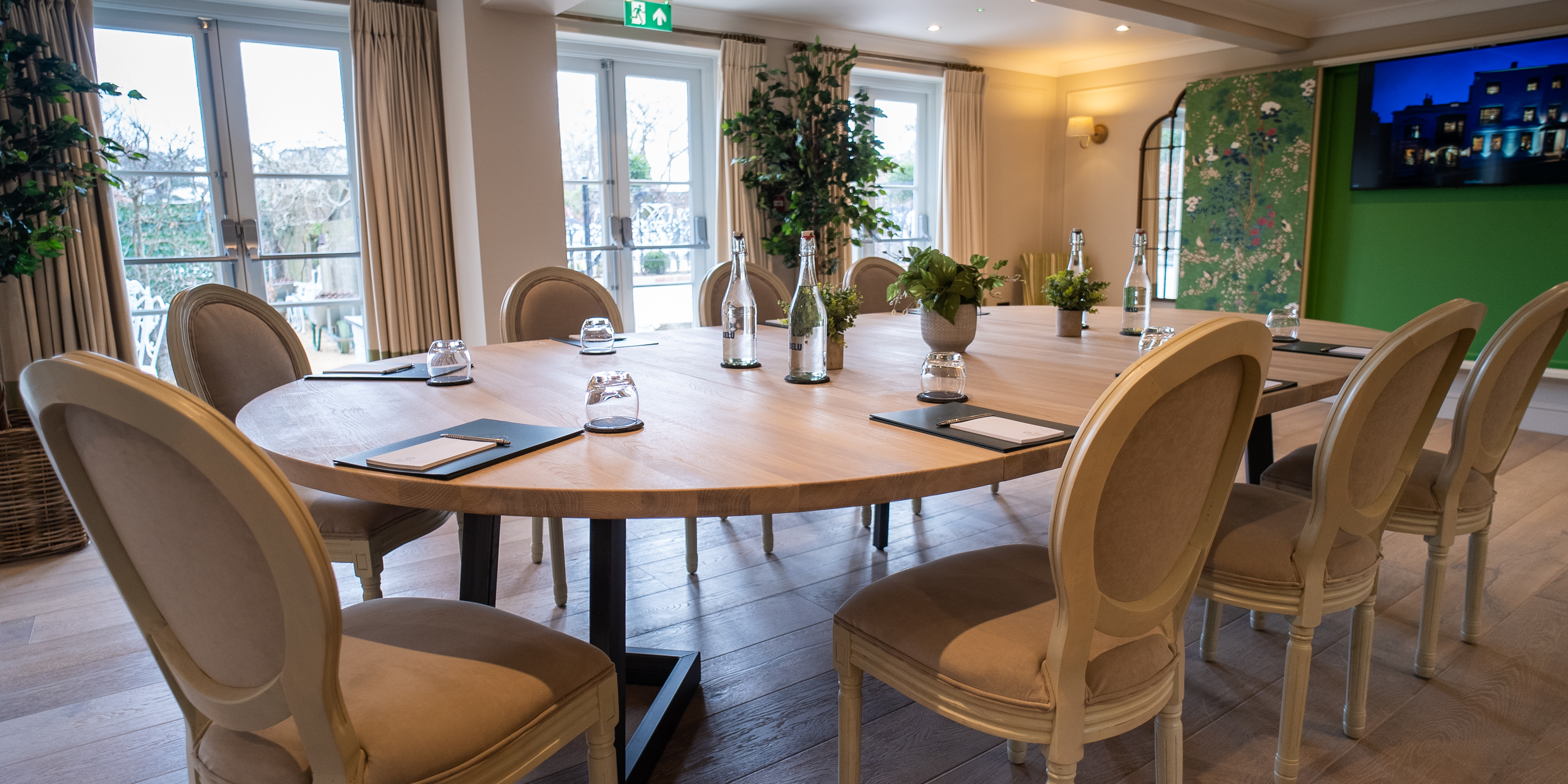 Stylish meeting room with round table, ideal for intimate events and brainstorming sessions.
