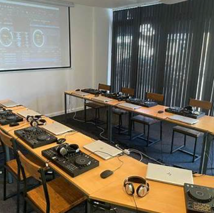 DJ workshop training room with turntables, ideal for engaging music events.