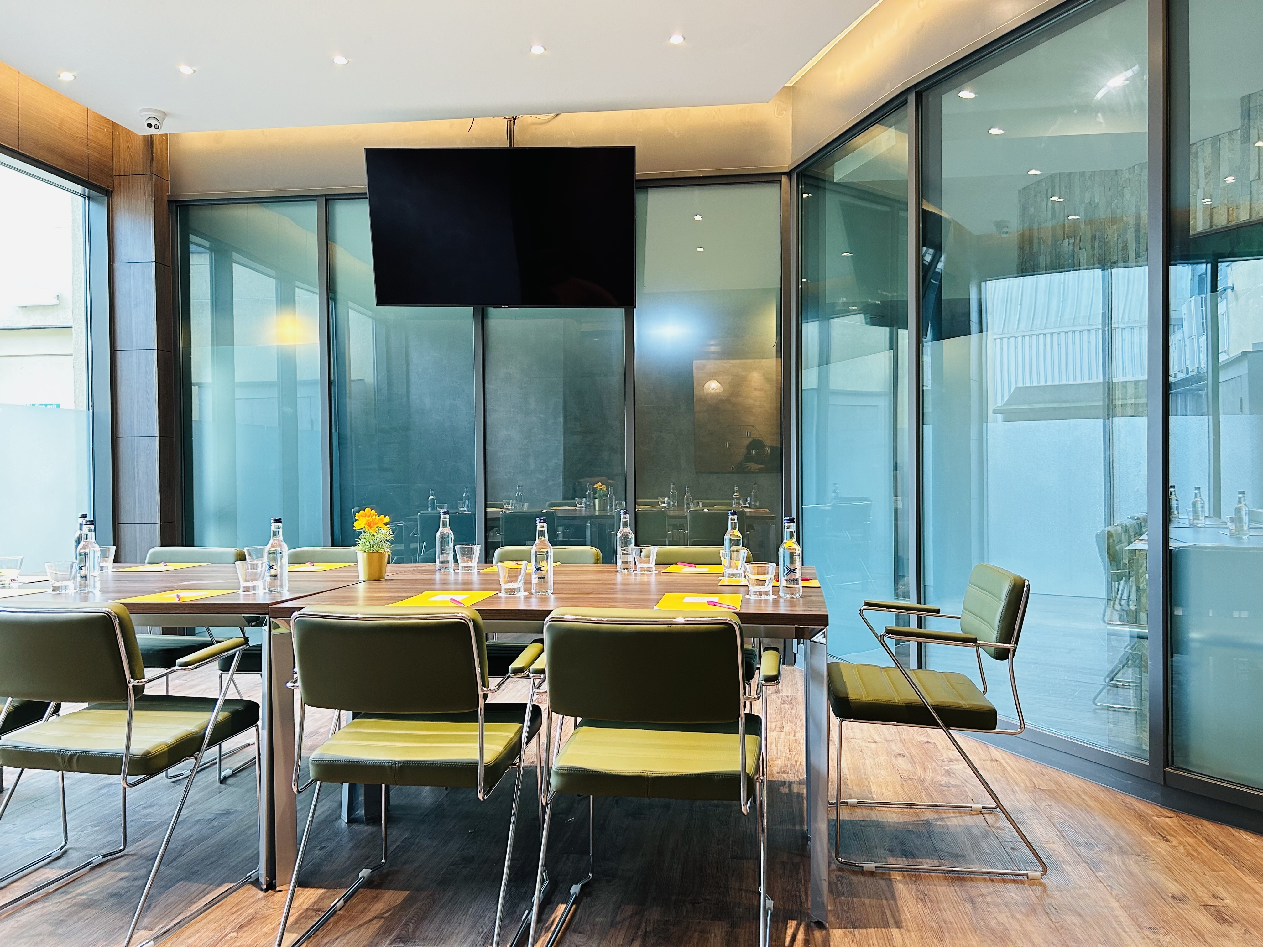 Modern meeting room in Crowne Plaza London Kingston, ideal for workshops and strategic meetings.