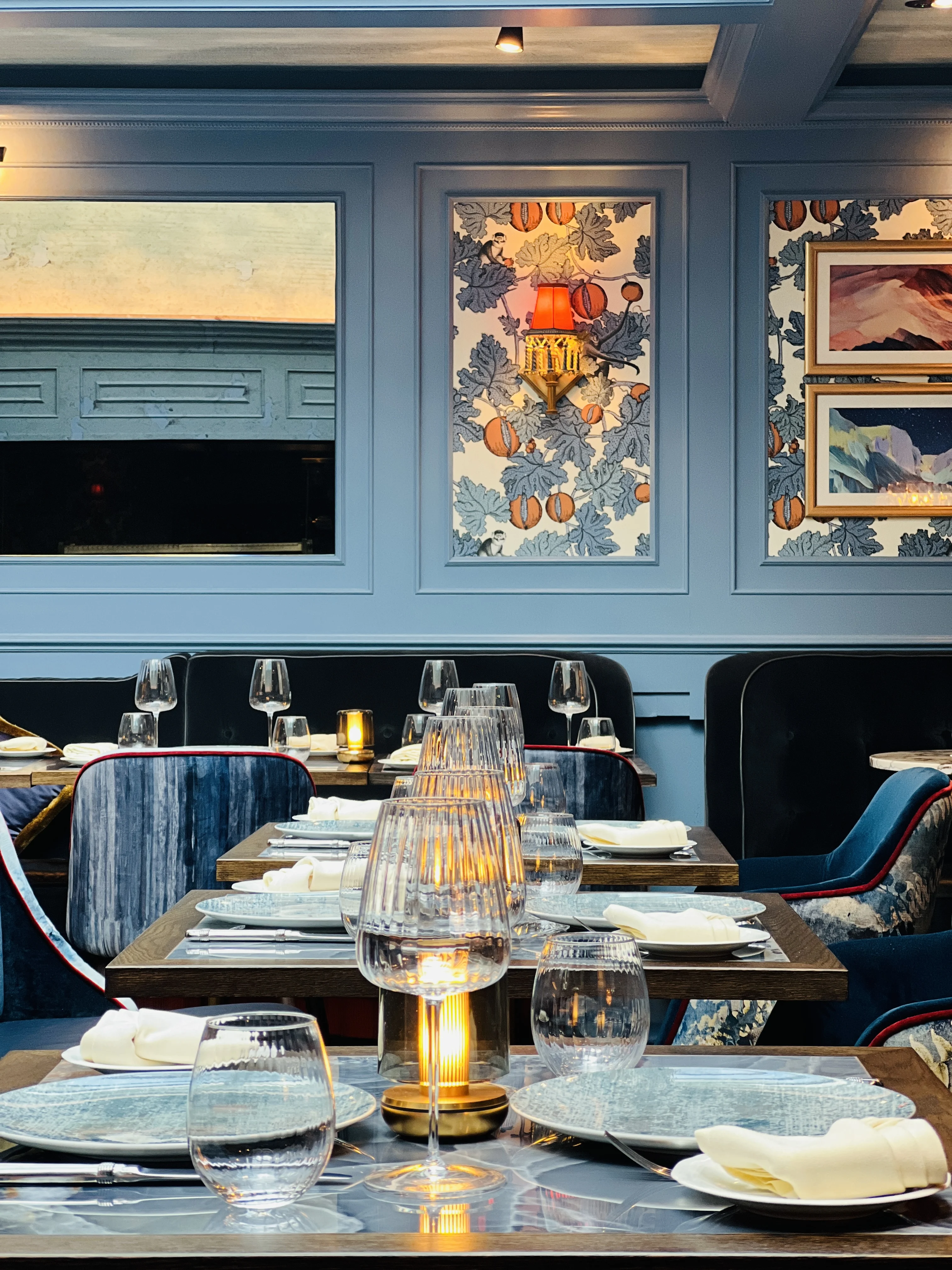 Atmospheric VATAVARAN dining room with blue décor, ideal for high-end board dinners and VIP events.