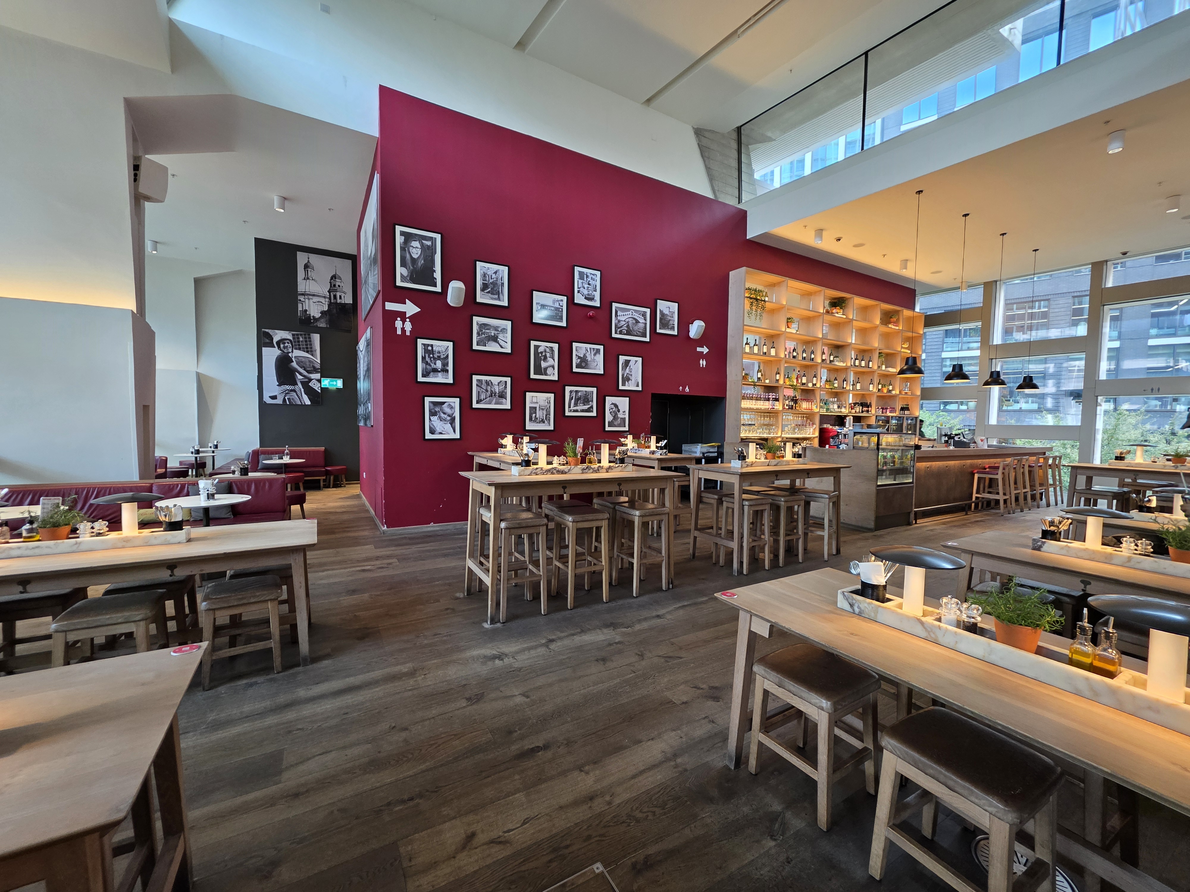 Modern dining space at Vapiano for meetings and casual events, featuring wooden tables.