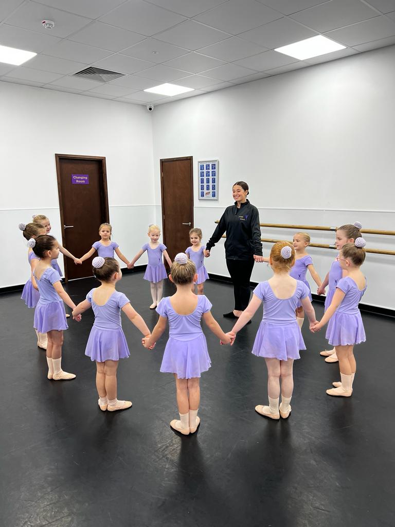 Mini's & Juniors (age 5 - 8 yrs) - Golden Dance Studios