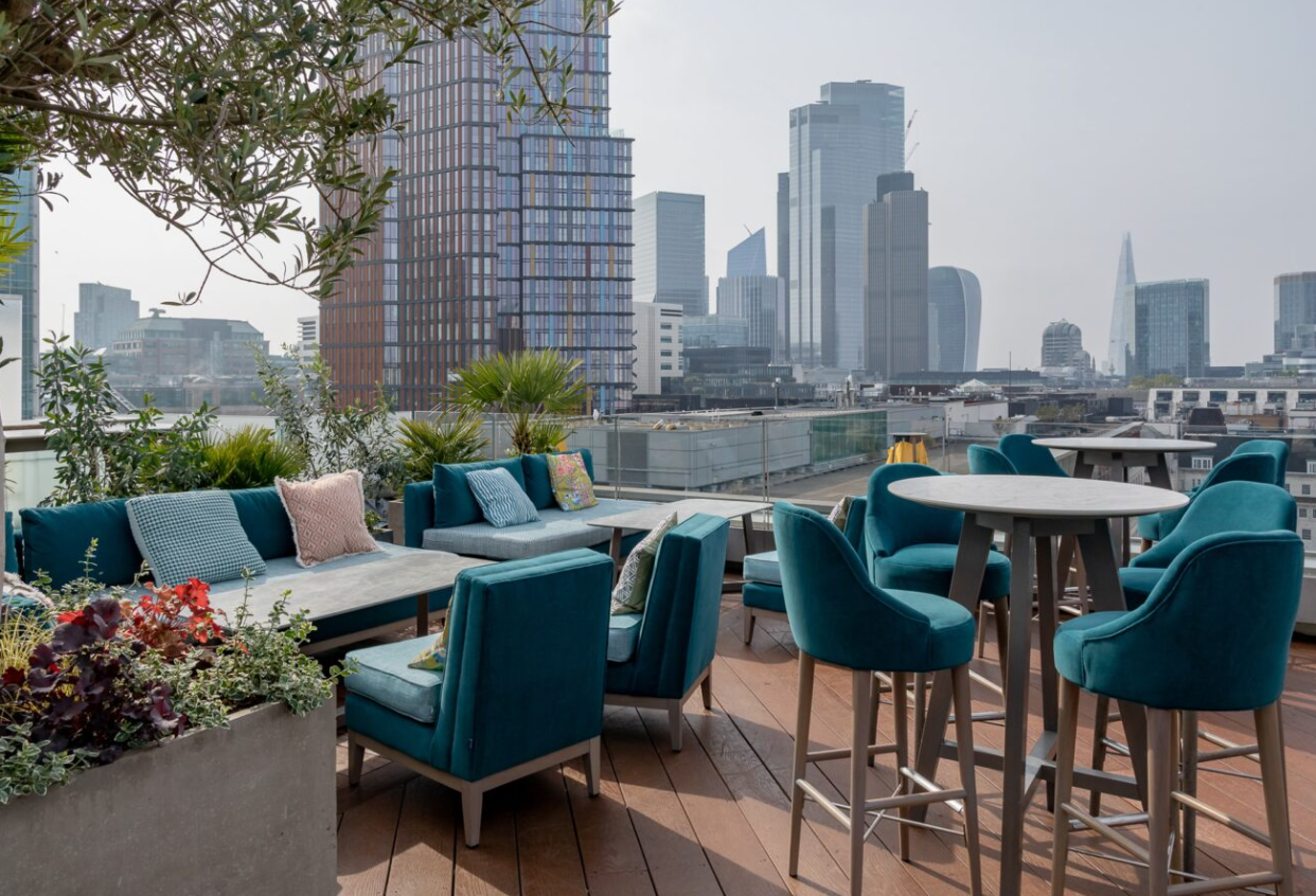 Stylish rooftop meeting space with city views, ideal for corporate events and gatherings.