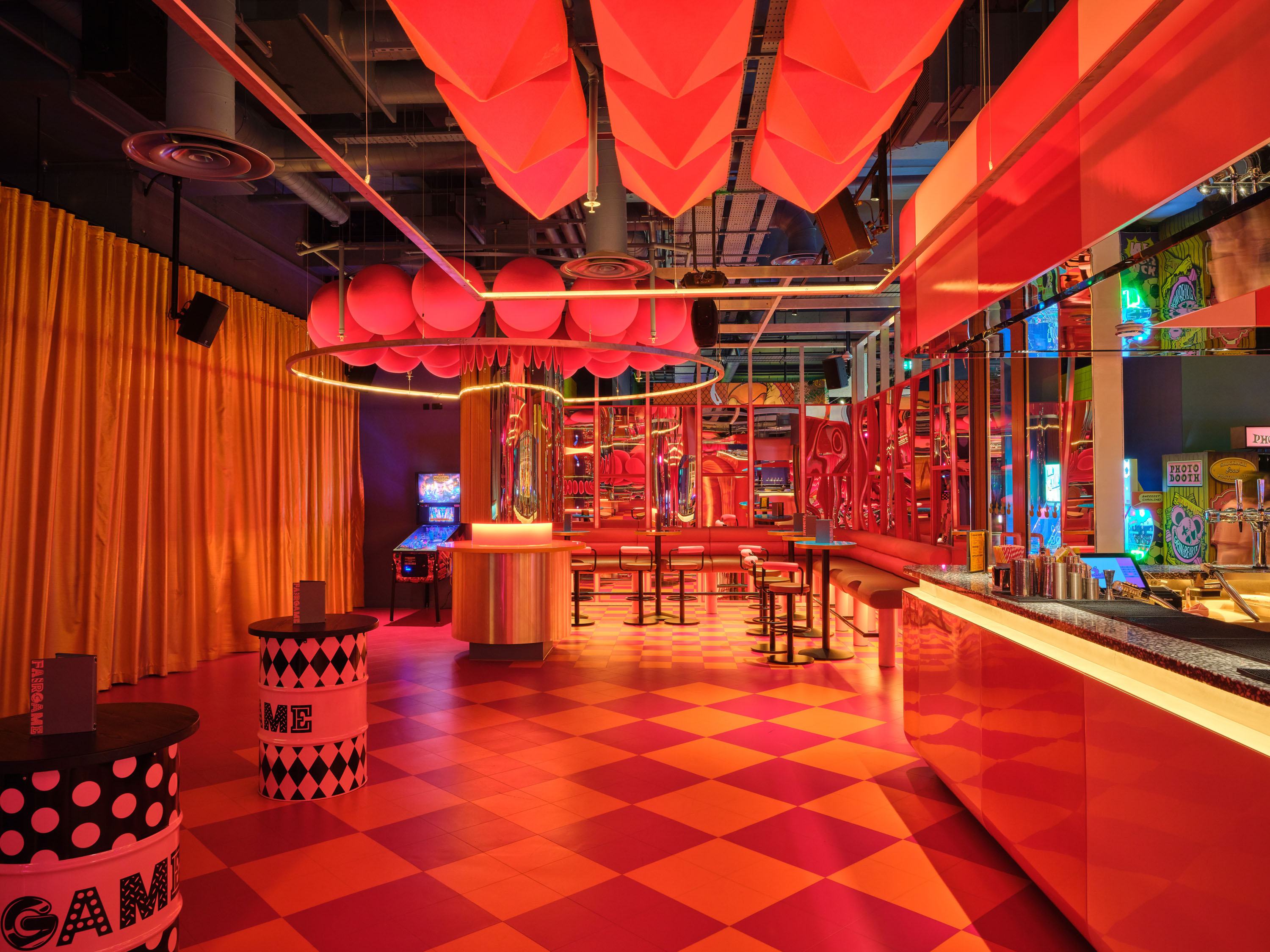 Vibrant 1/2 Fun House event space for creative gatherings in FAIRGAME - City.