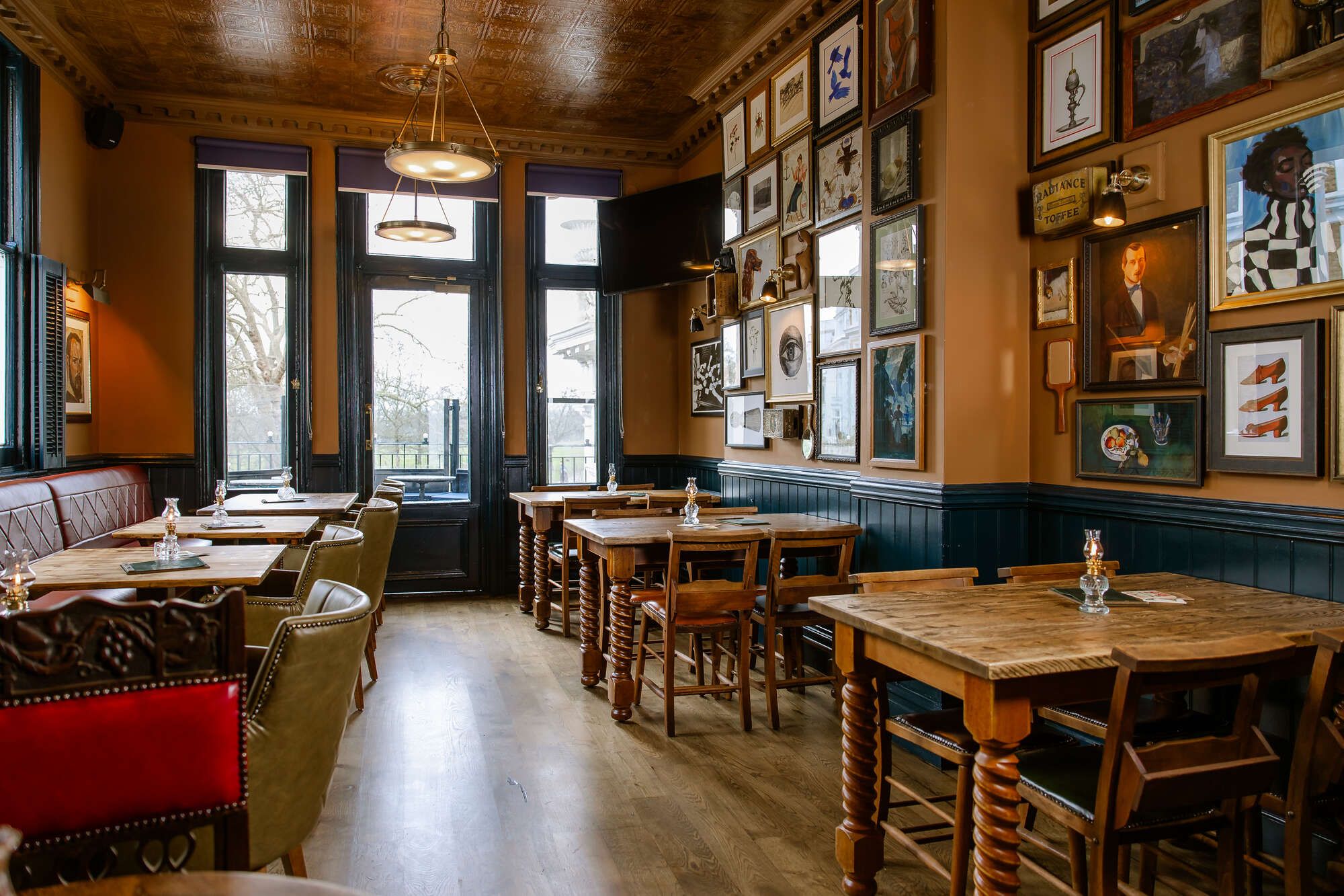 Cozy Queen's Quarters restaurant, ideal for intimate meetings and networking events.