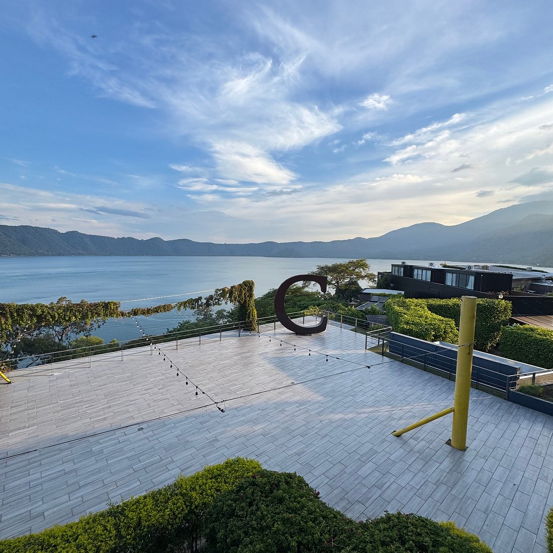 Lakeside garden venue at Cardedeu Hotel for corporate retreats and outdoor meetings