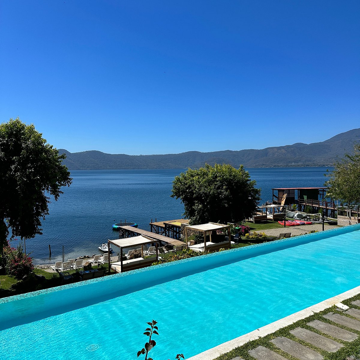 Lakefront Garden at Cardedeu Hotel, serene venue for retreats and networking events.