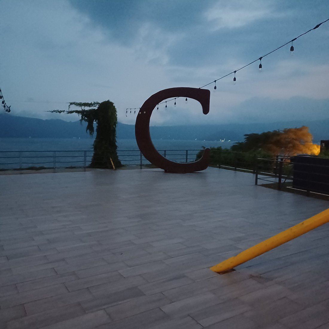 Lakefront Garden at Cardedeu Hotel, scenic venue with "C" for evening events.