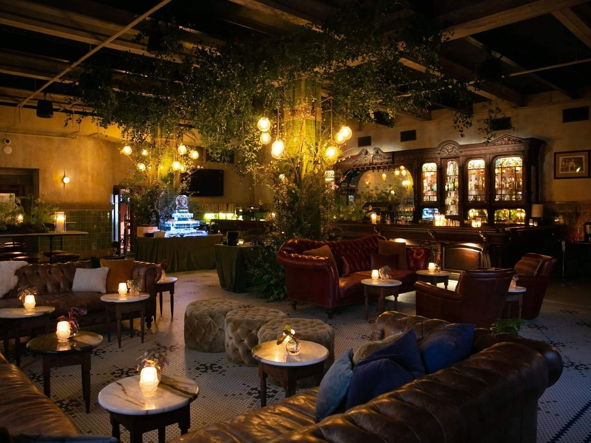 Stylish restaurant bar with warm lighting, ideal for events and meetings in Highland Cinema.