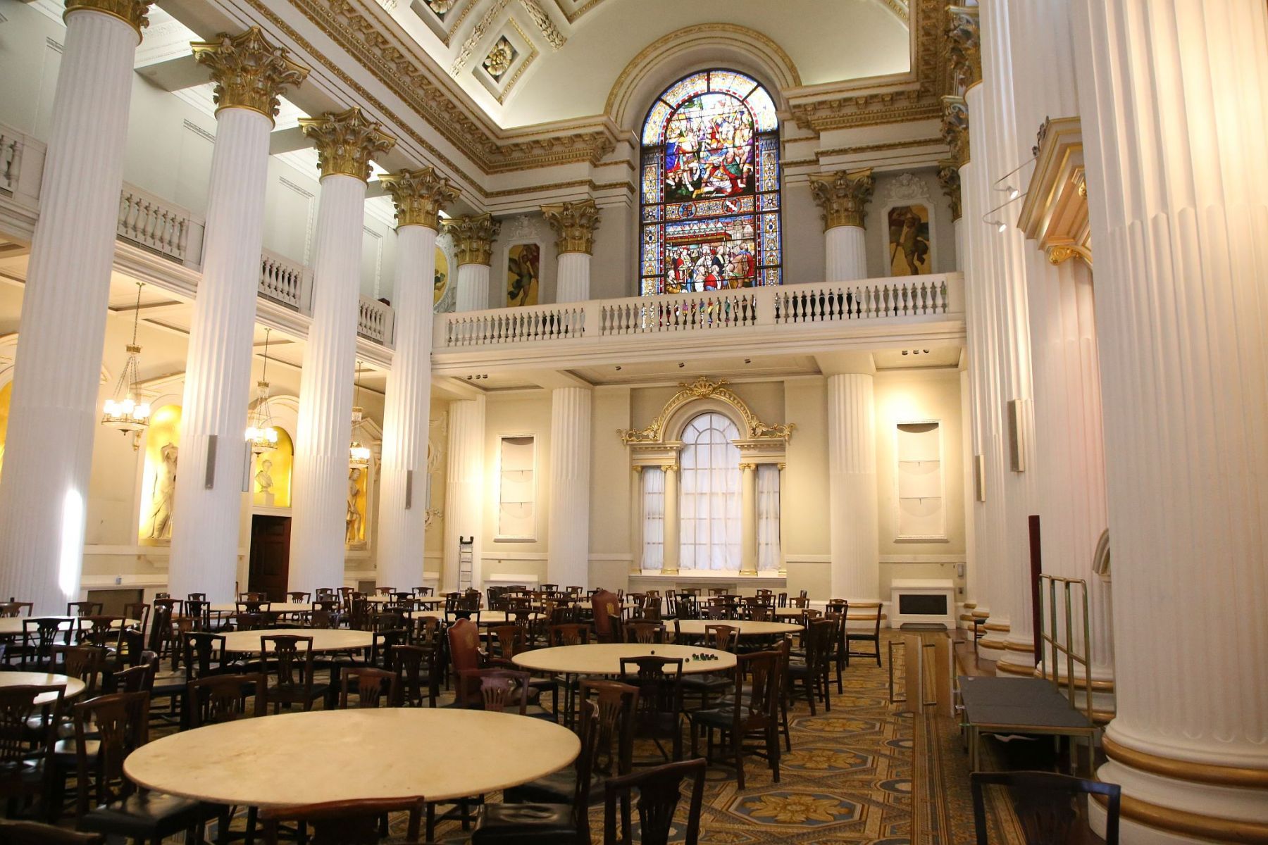 Egyptian Hall in Mansion House: elegant event space with stained glass, perfect for weddings.