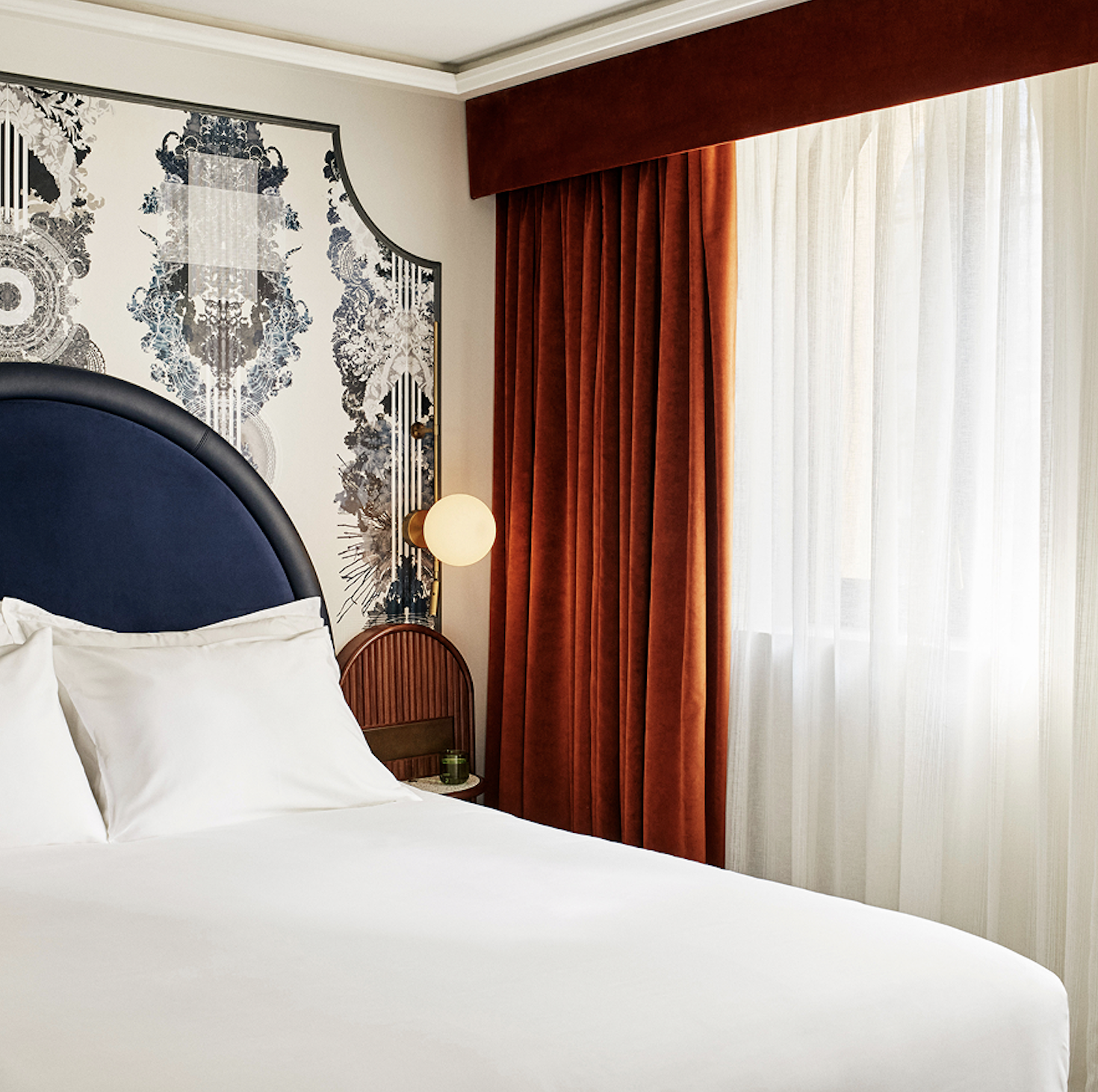 Stylish hotel bedroom in Hyde London City, ideal for meetings and relaxation.