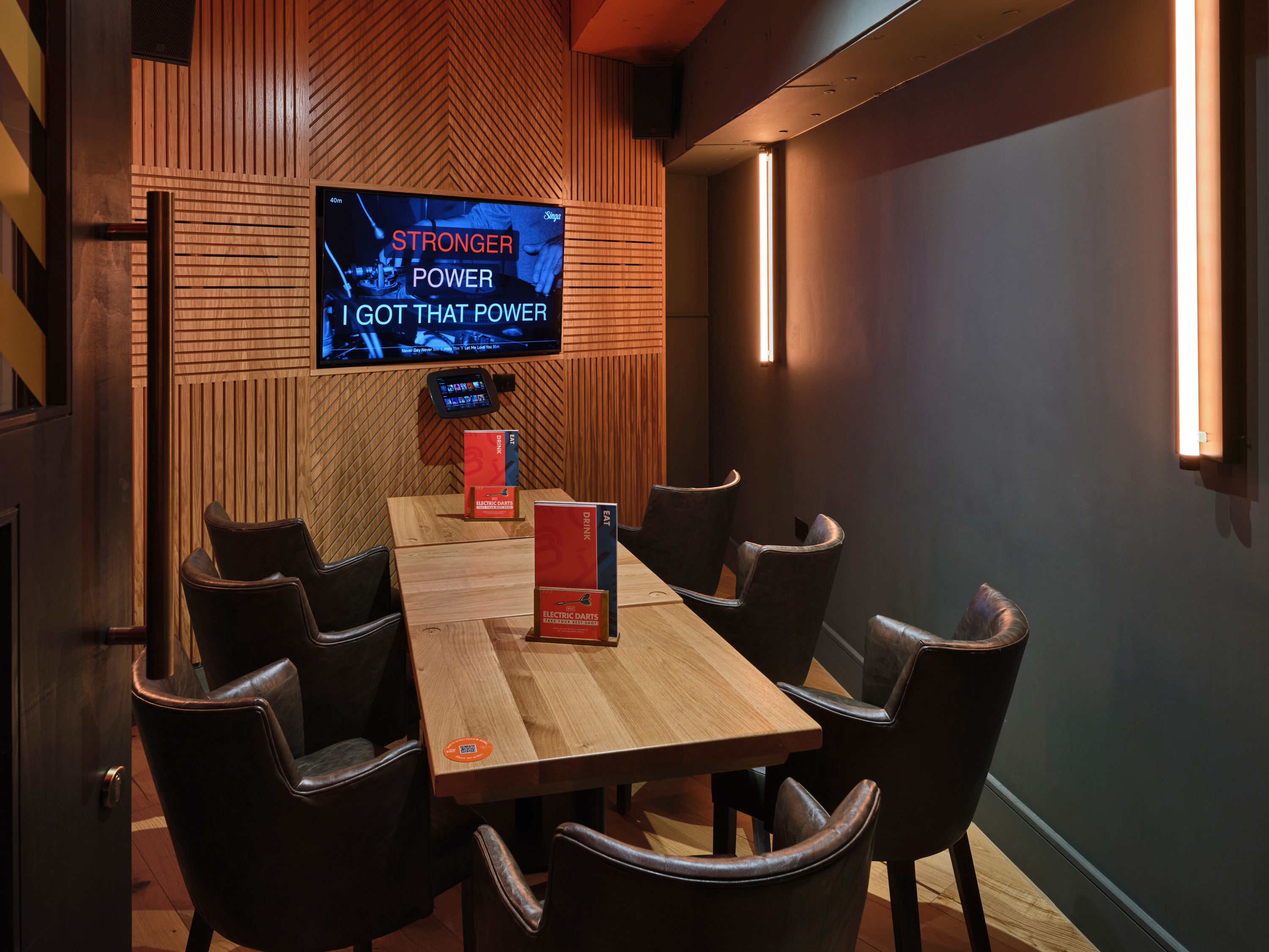 Modern meeting space with wooden table, ideal for corporate events and workshops.