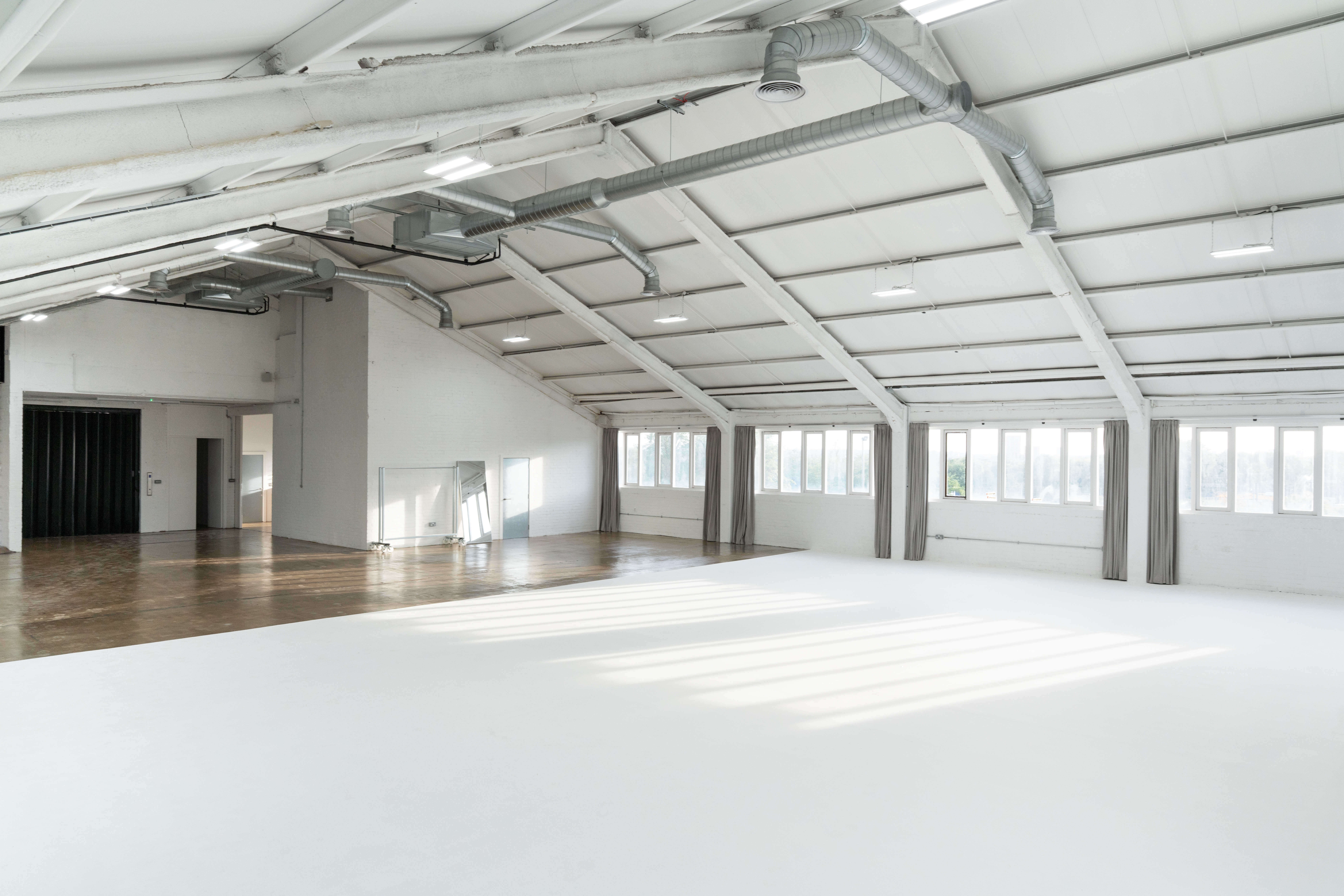 Spacious photography studio with high ceilings for events in London. Ideal for workshops.