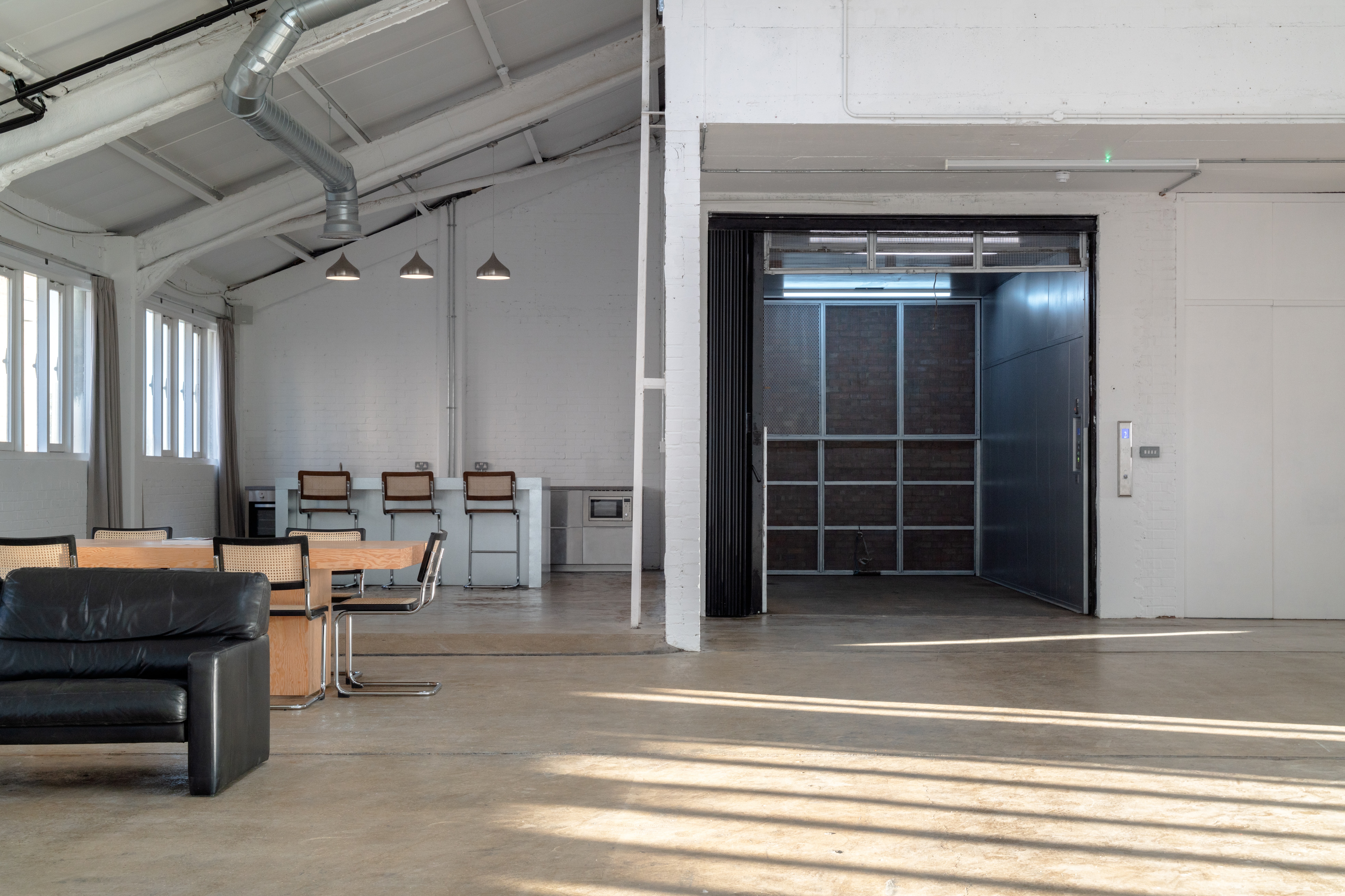 Versatile photography studio with industrial decor, ideal for events and workshops.