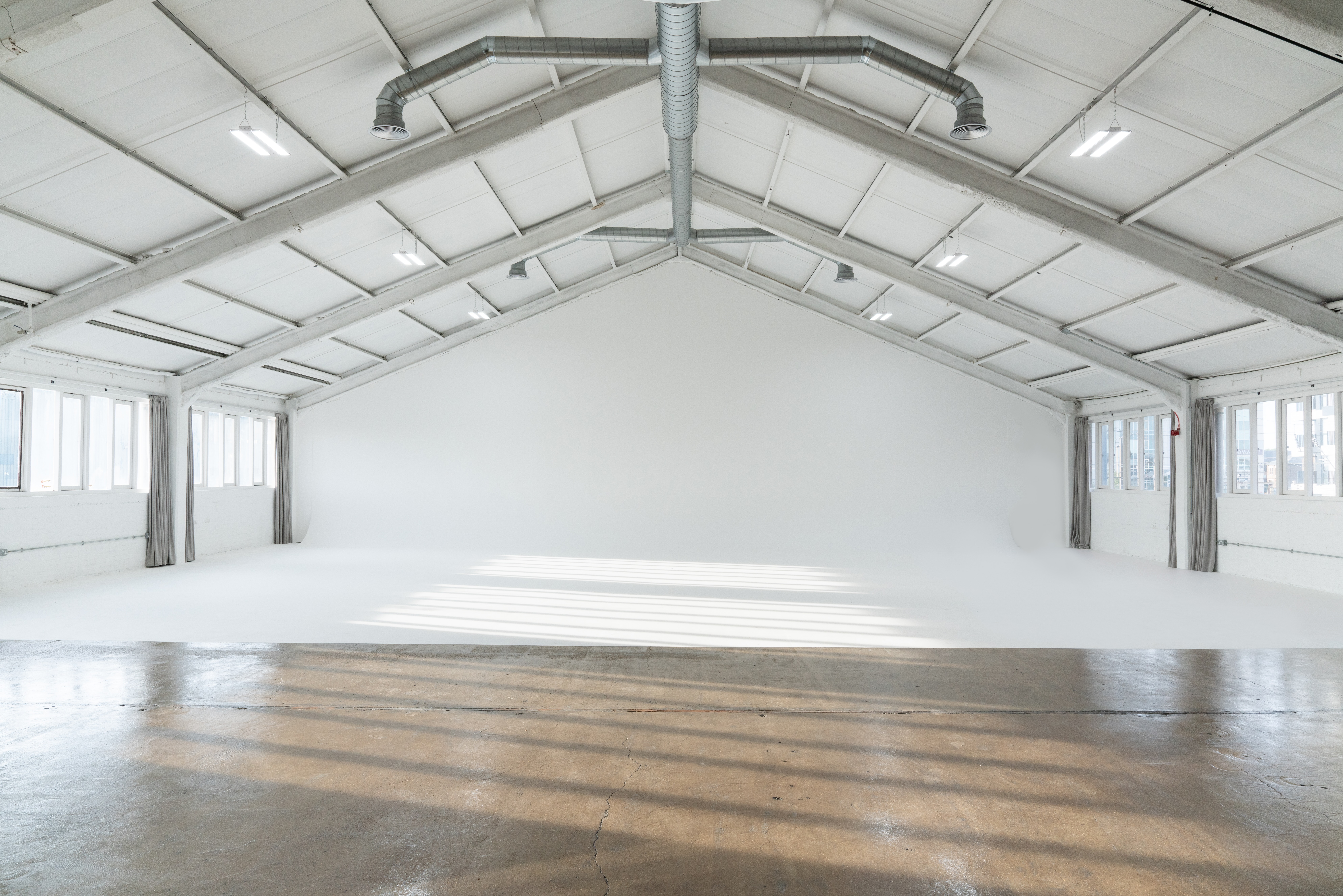 Spacious photography studio in London with high ceilings, ideal for events and exhibitions.