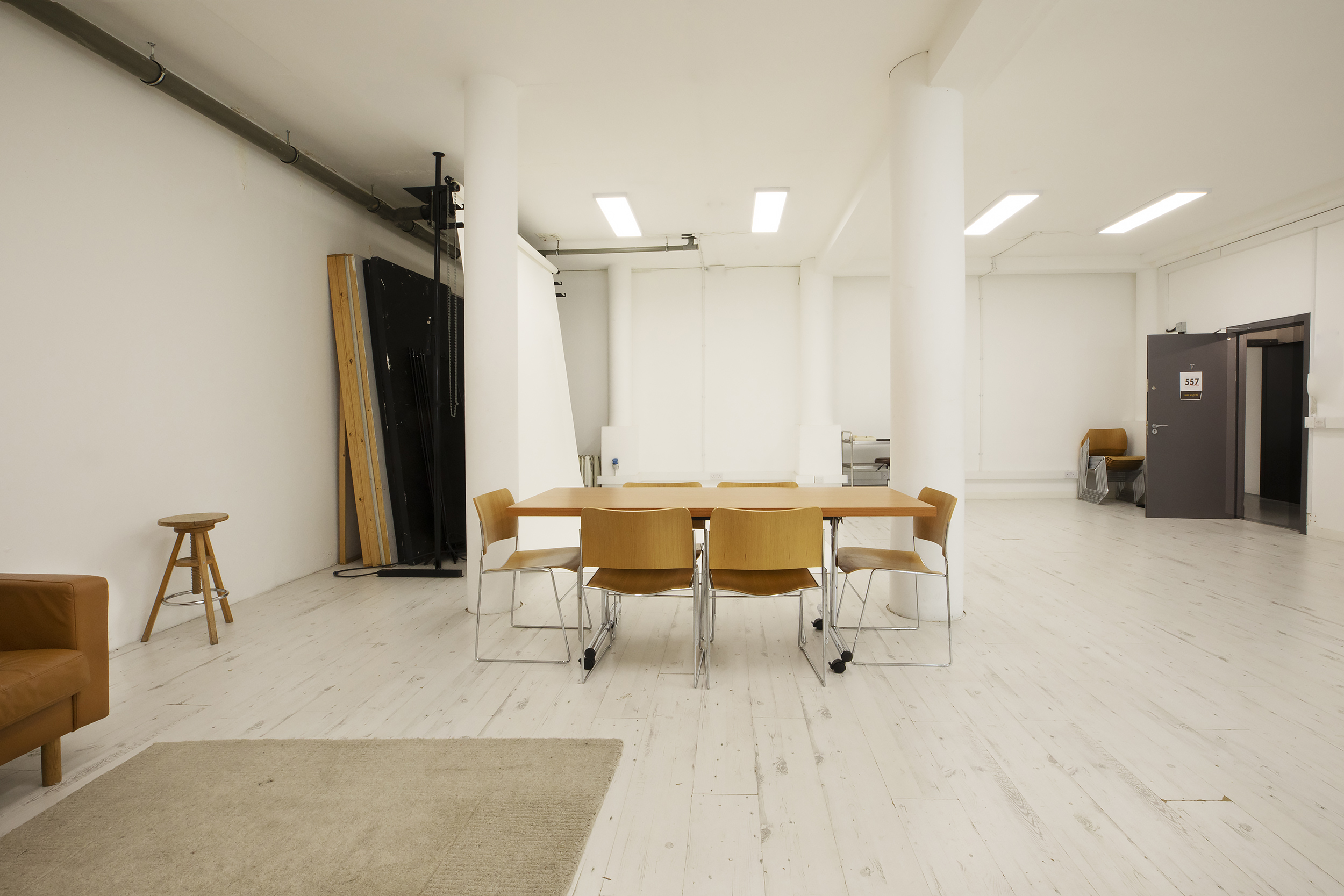 Minimalist meeting space in Deep Space 02, ideal for brainstorming sessions and corporate events.