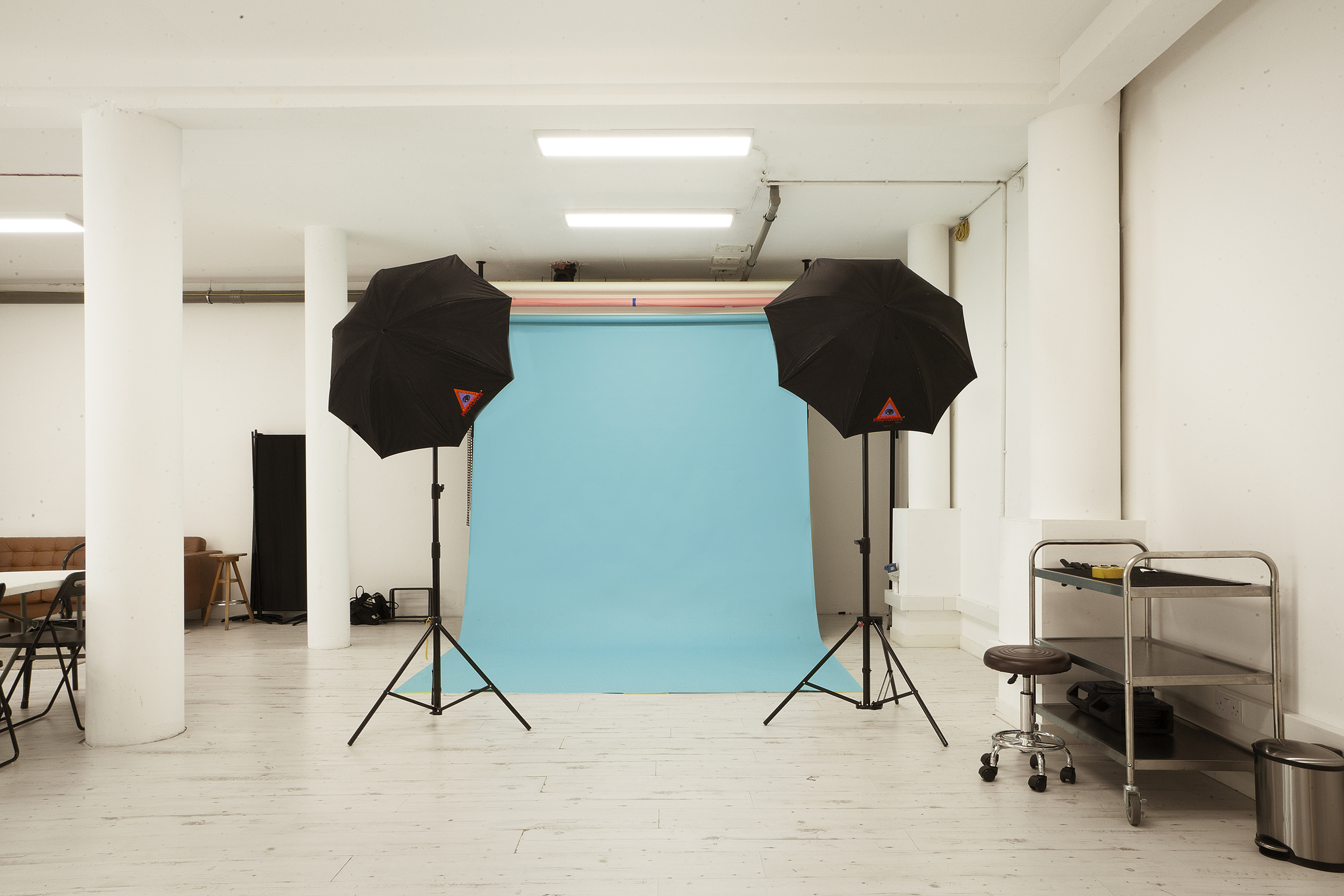 "Deep Space 02 photoshoot studio with vibrant blue backdrop and soft lighting for events."