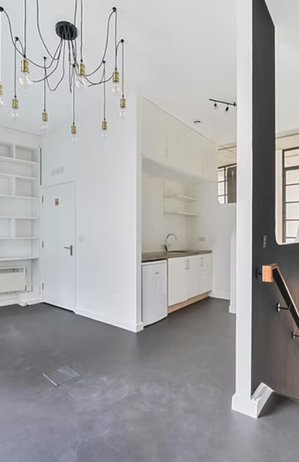 Modern meeting space with clean lines, perfect for workshops and sessions.