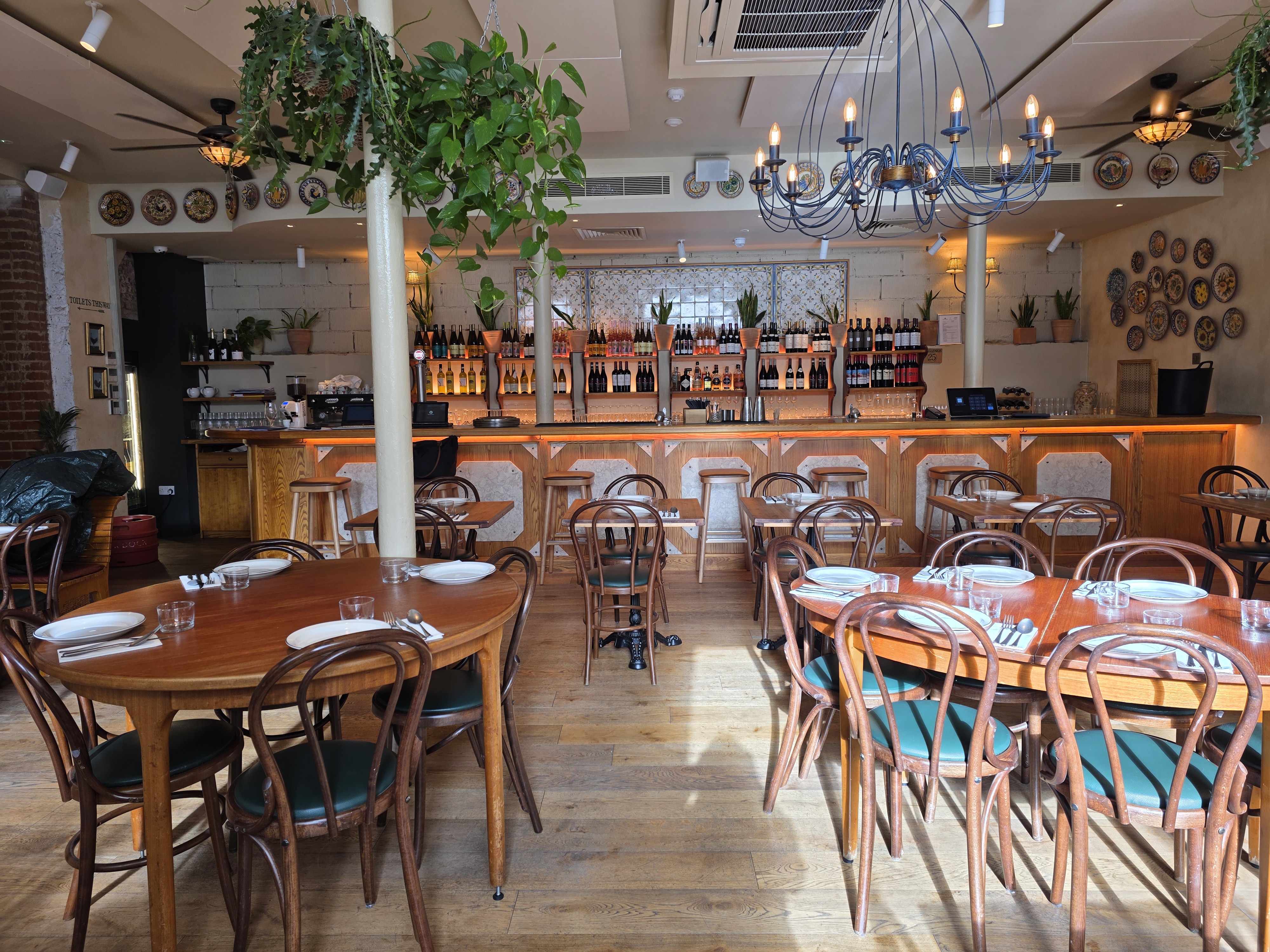 Bar Side at Casa Mayfair: warm wood decor, ideal for intimate events and cocktail receptions.