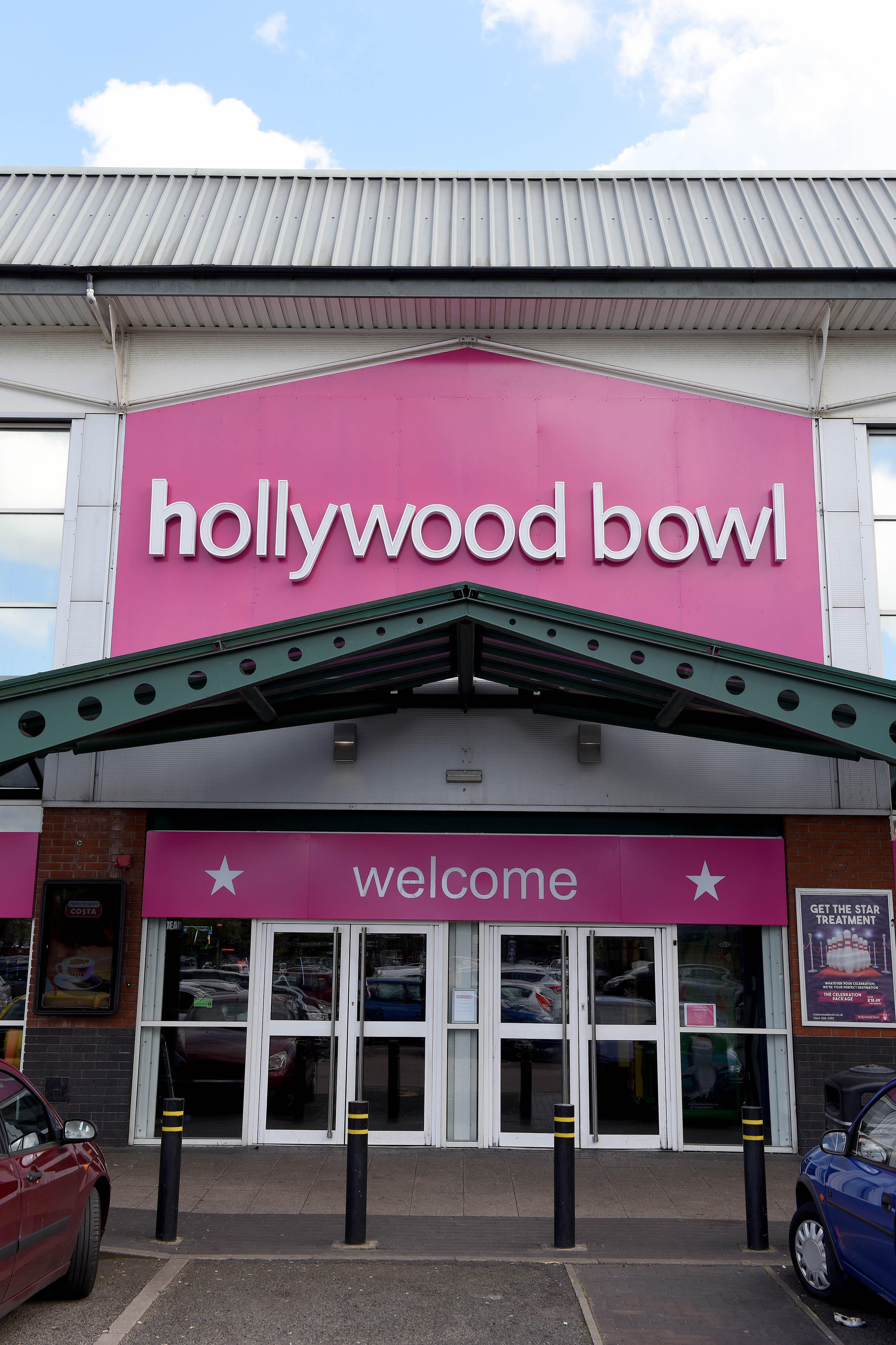 Hollywood Bowl Wolverhampton: Spacious venue for corporate team building and networking events.