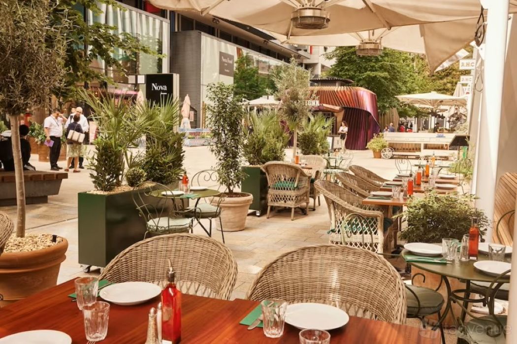 Vibrant outdoor dining area at Casa do Frango, ideal for networking events and gatherings.