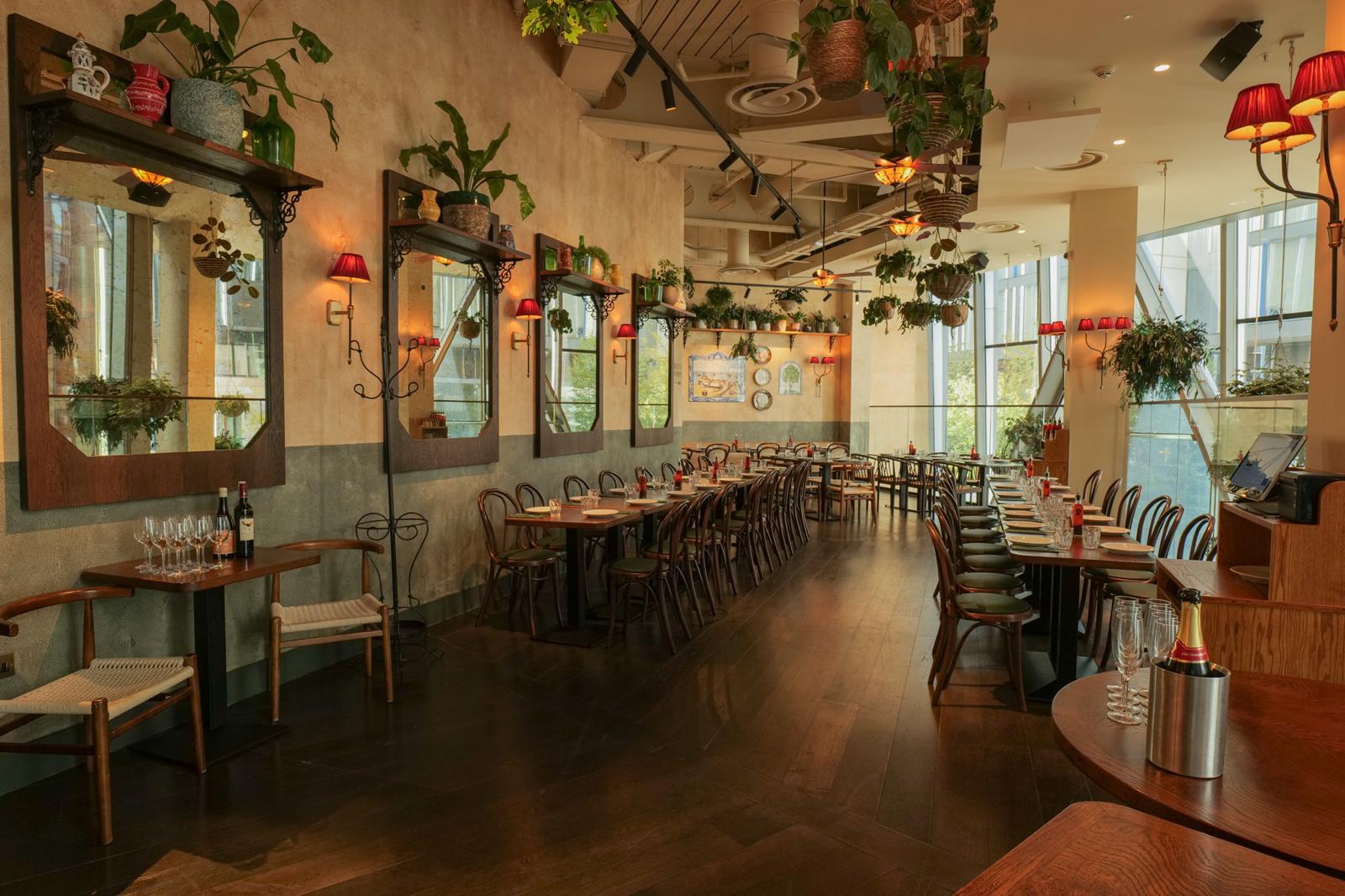 Stylish event space with long dining table for intimate gatherings at Casa do Frango Victoria.